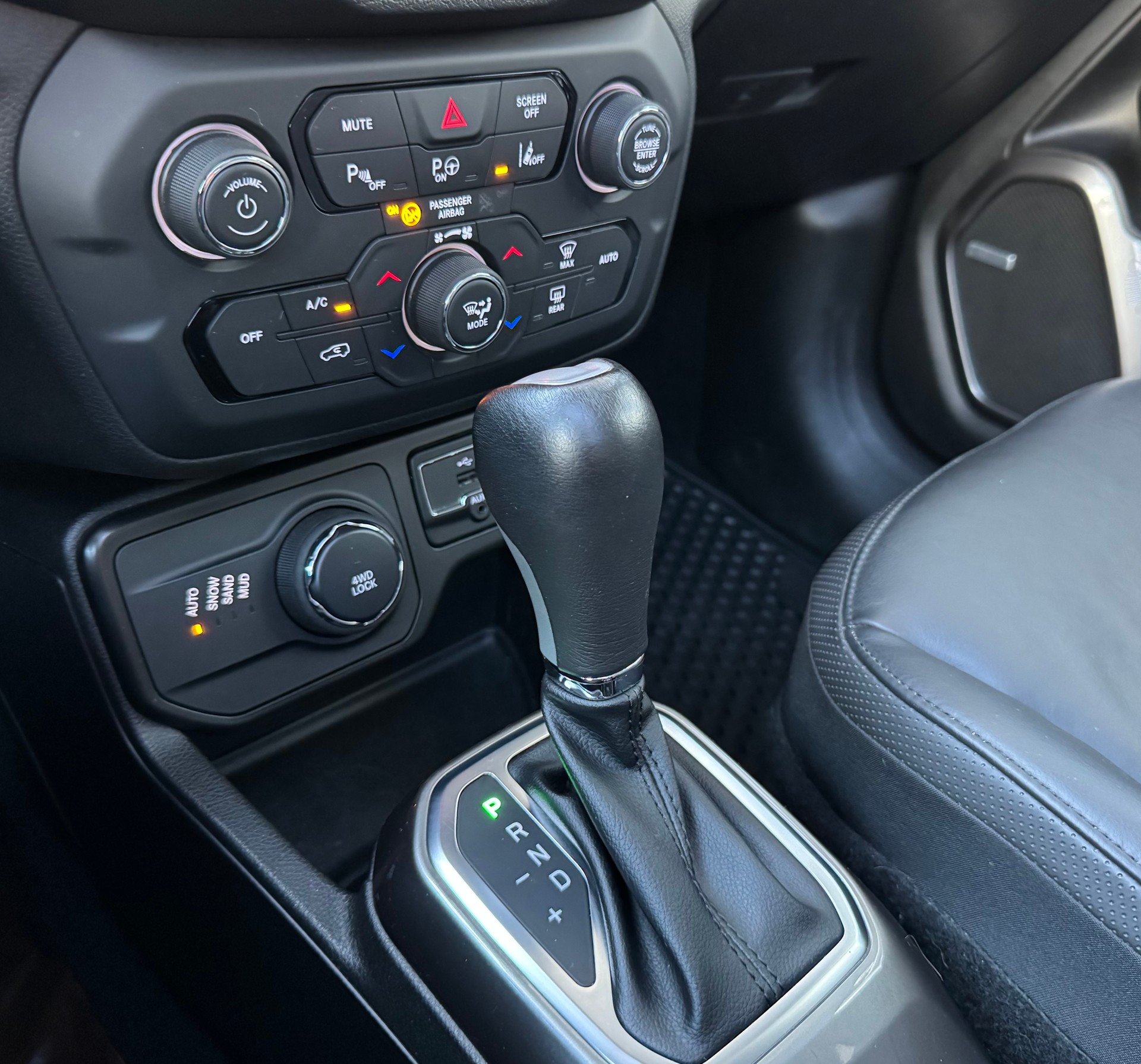 JEEP Renegade 1.3 Turbo Limited AWD-image-18