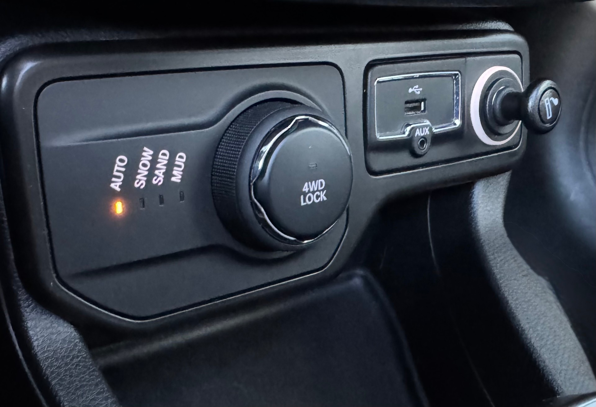 JEEP Renegade 1.3 Turbo Limited AWD-image-19