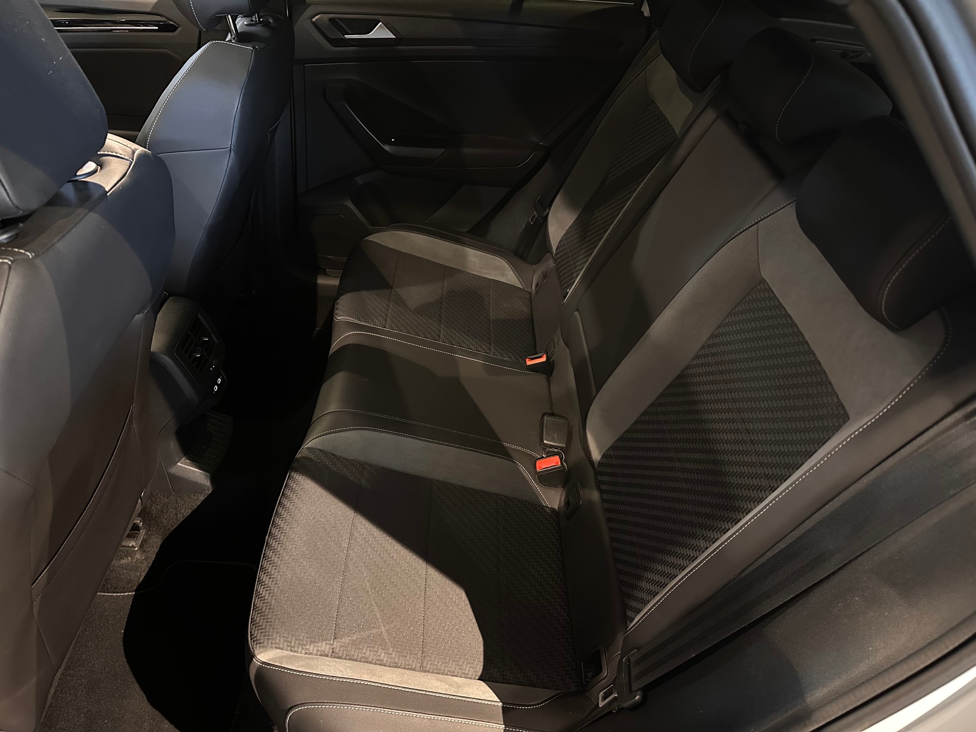 VW T-Roc 2.0 TSI R 4Motion-image-10