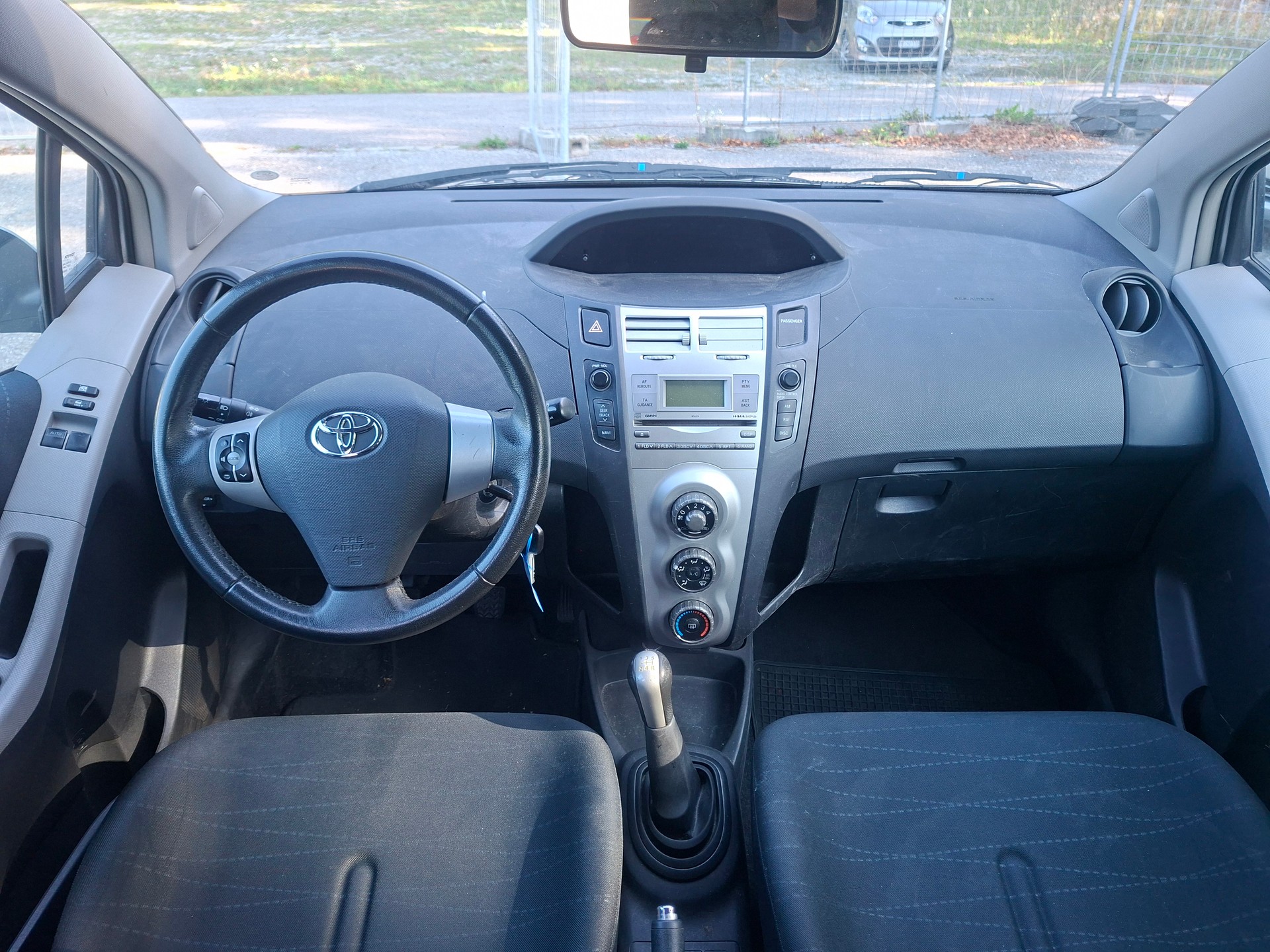 TOYOTA Yaris 1.3 Linea Luna-image-8