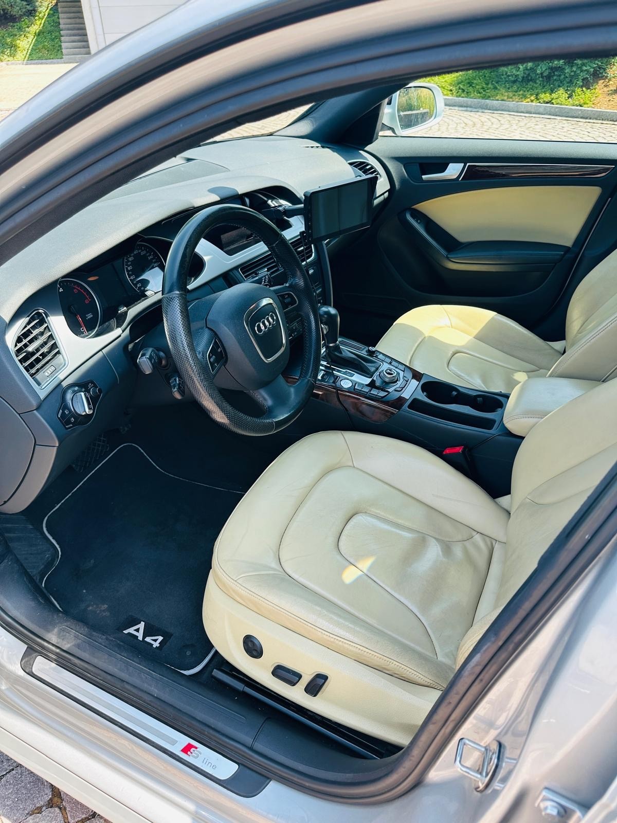 AUDI A4 3.0 V6 TDI quattro S-Tronic-image-3