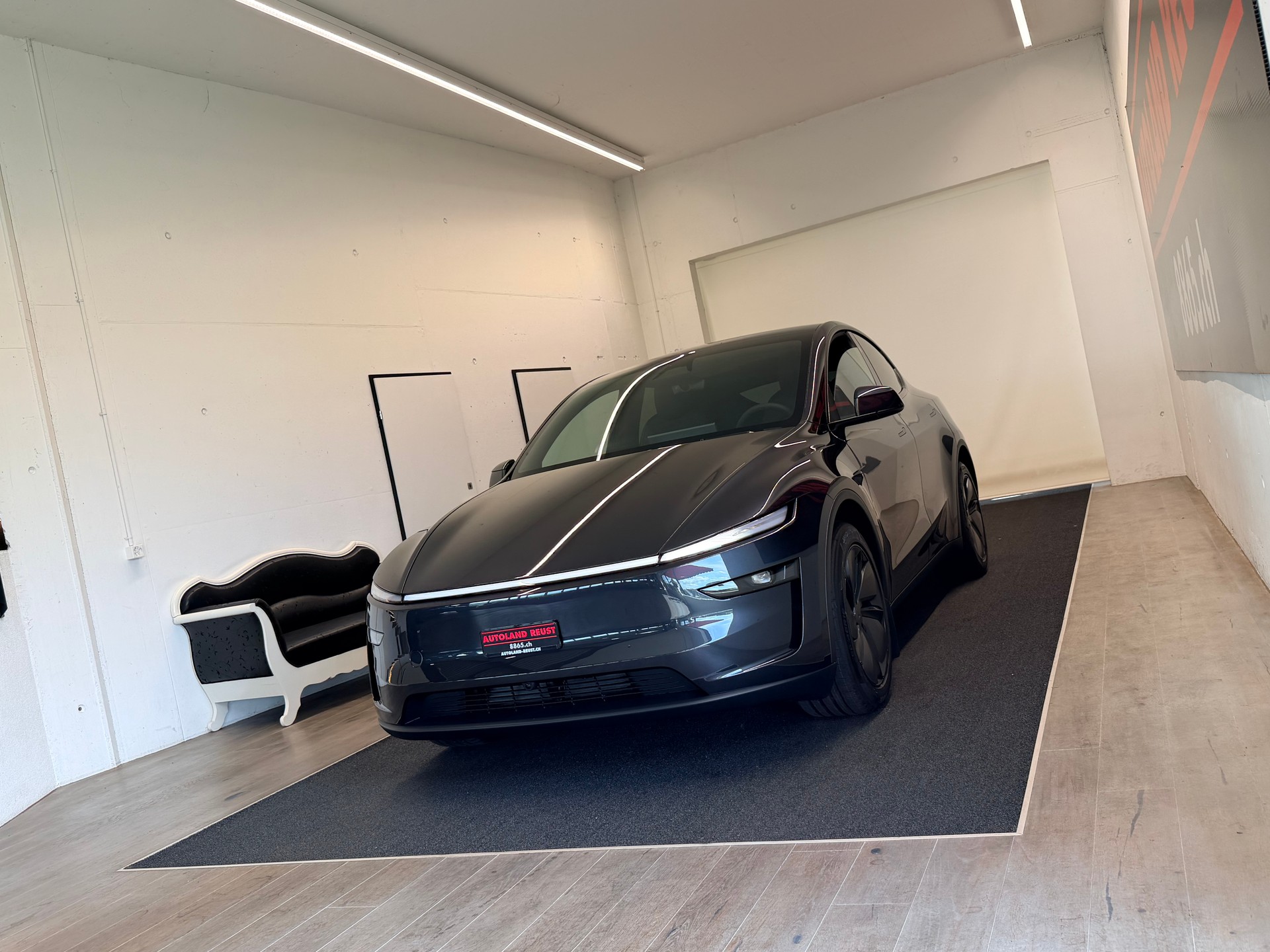 TESLA Model Y Long Range Premium AWD-image-2