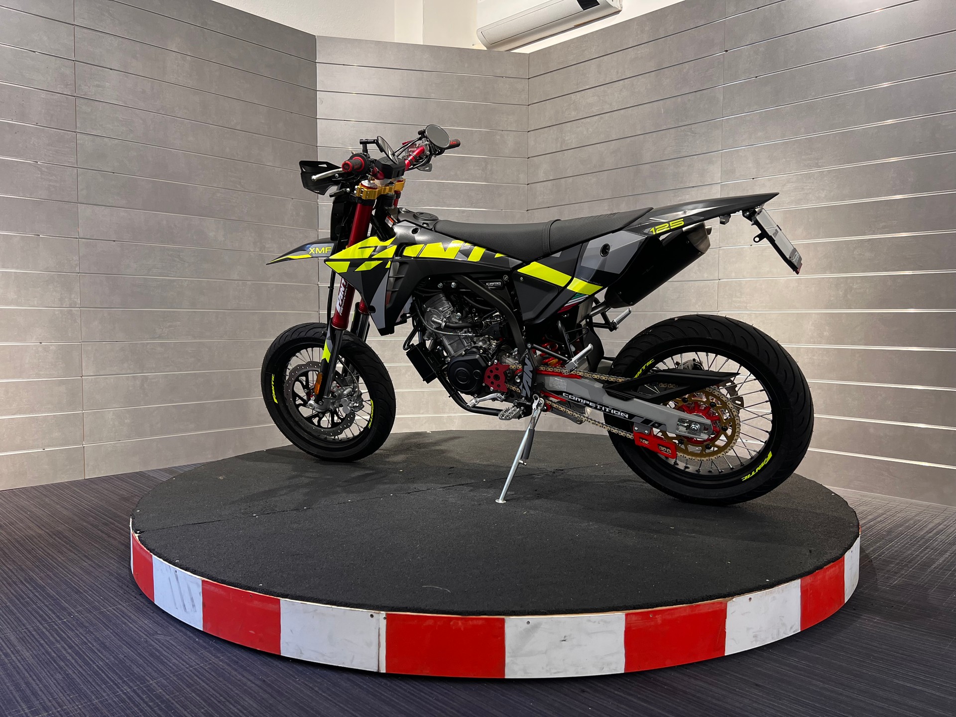FANTIC Competition-showroom-element-2