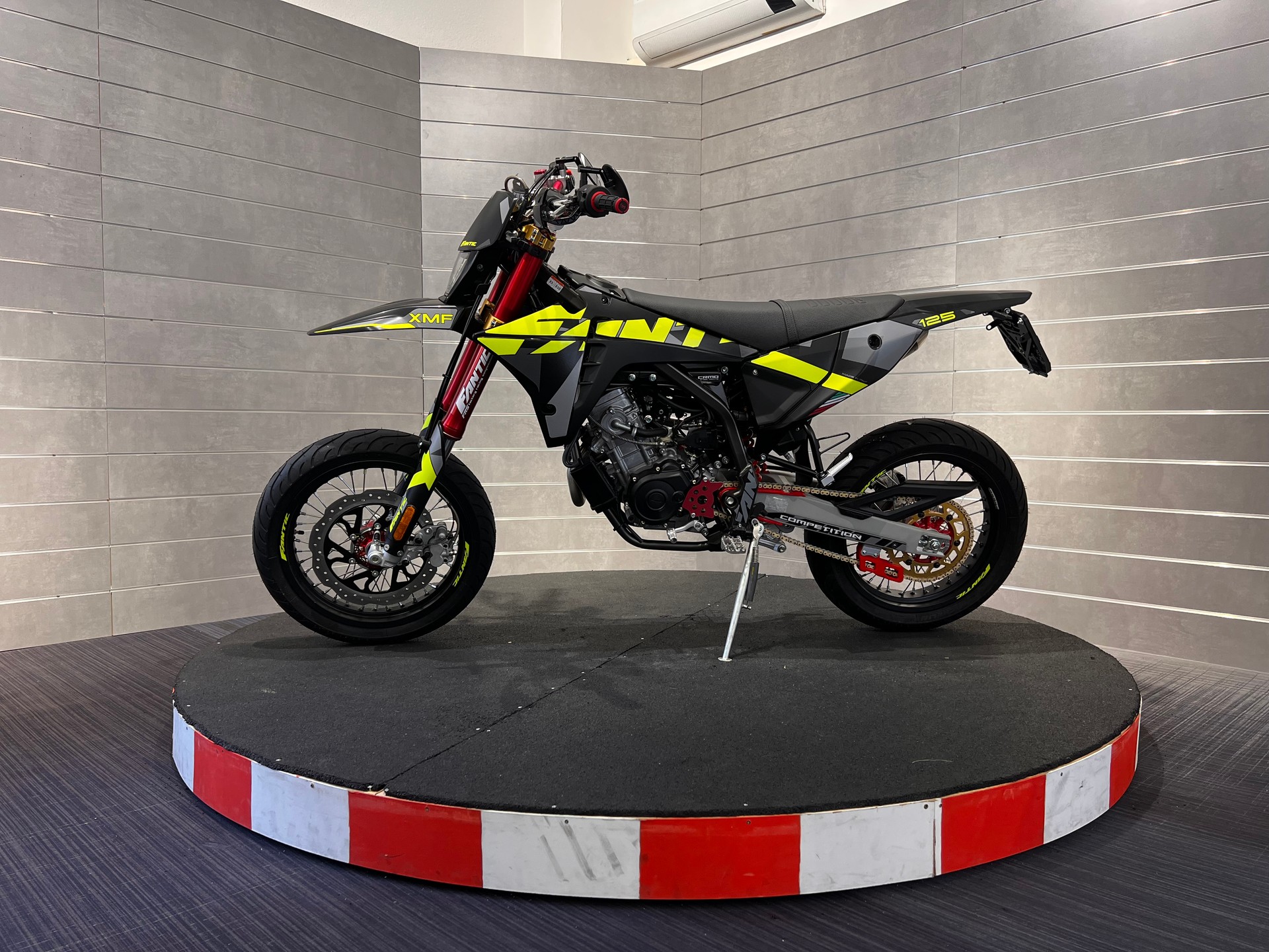 FANTIC Competition-showroom-element-1
