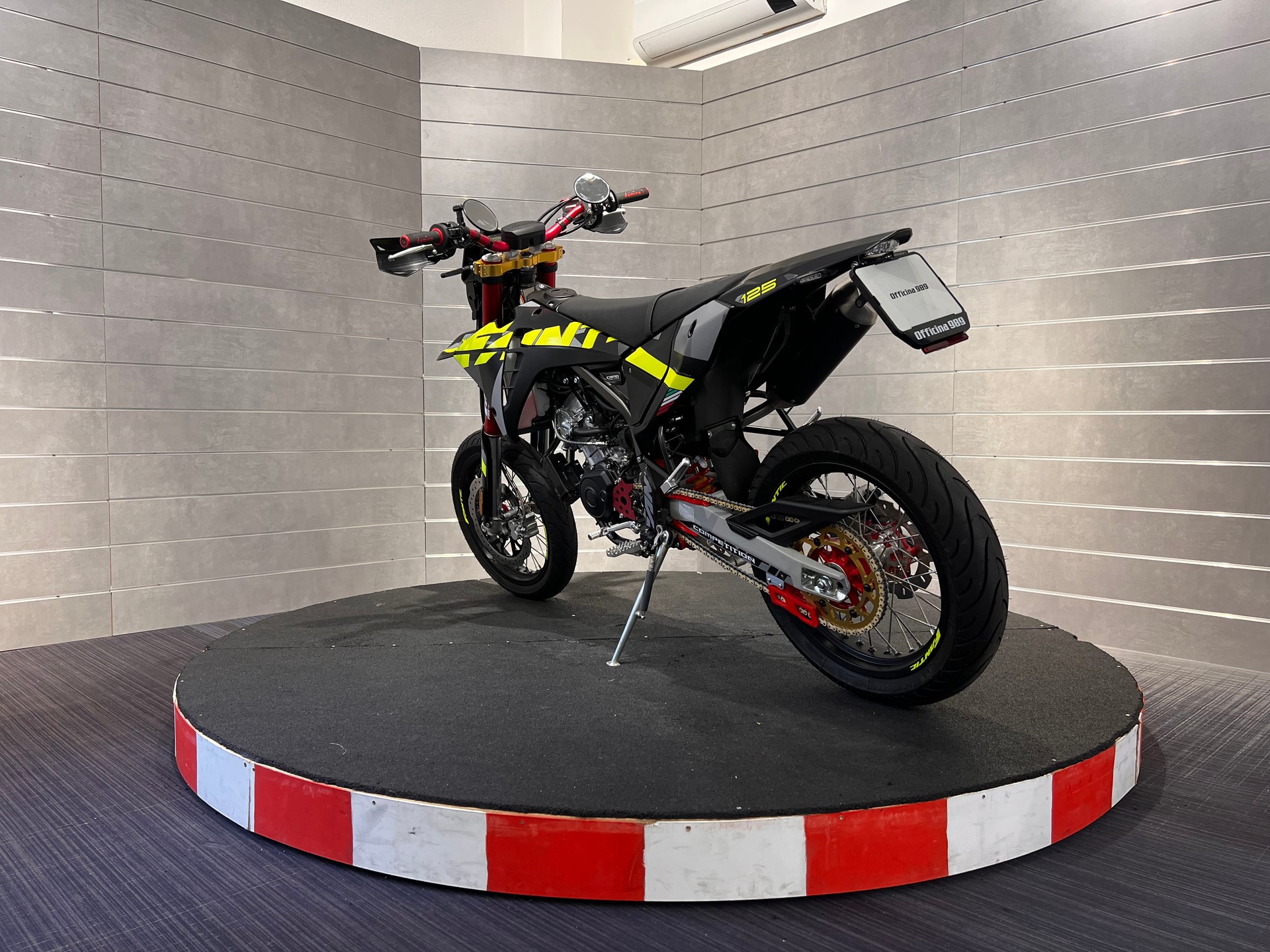FANTIC Competition-showroom-element-3