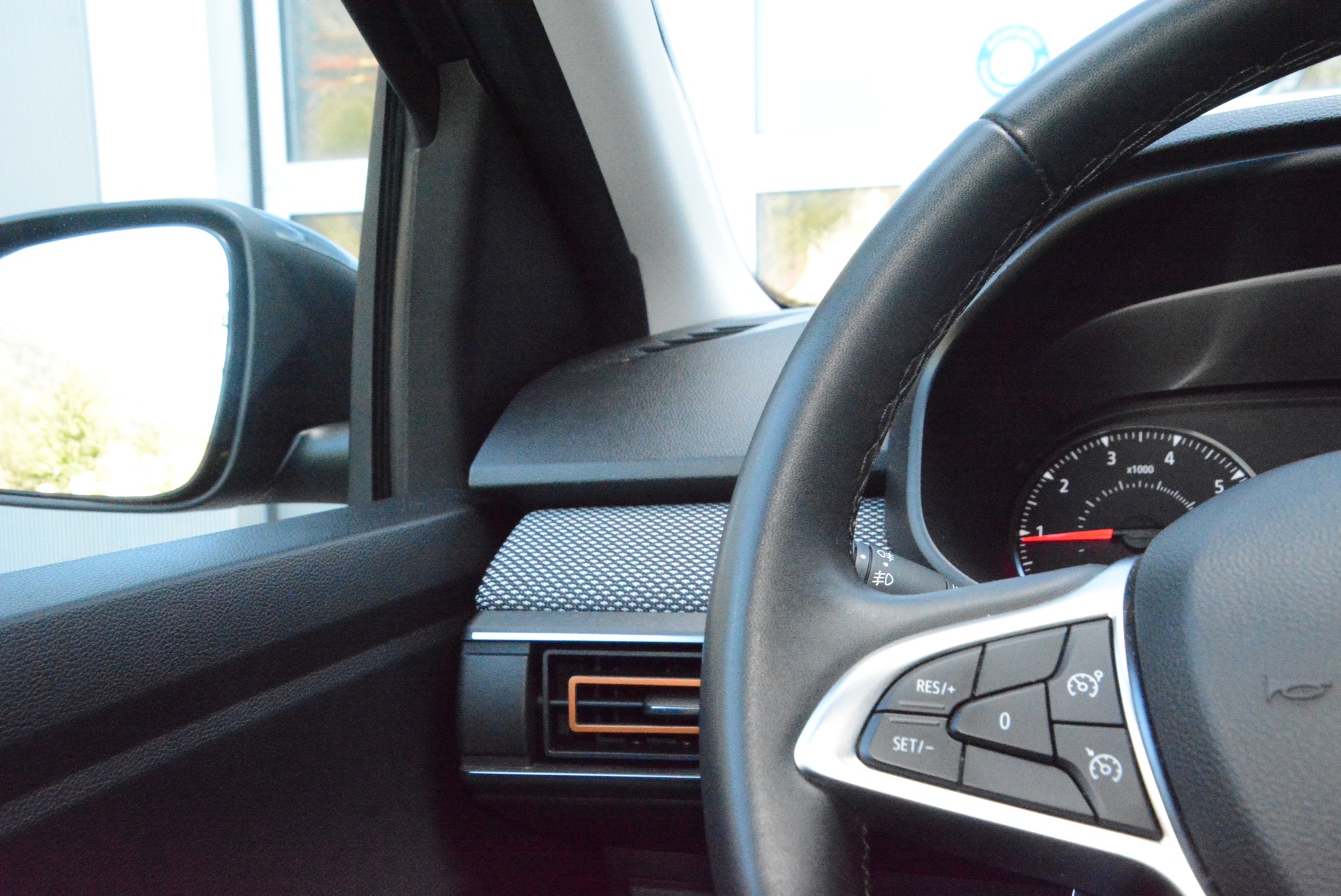 DACIA Sandero Stepway TCe 90 Comfort CVT-image-12