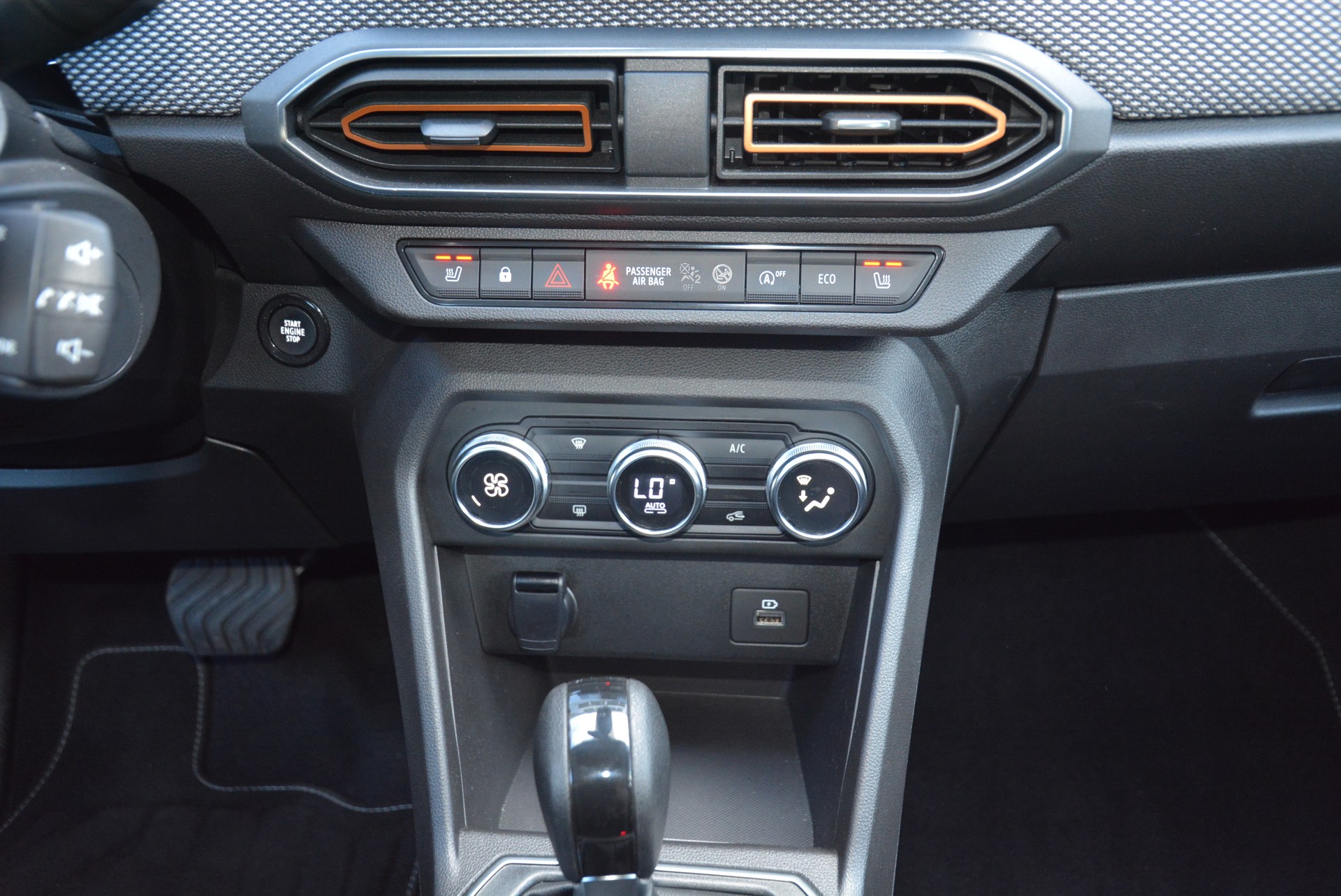 DACIA Sandero Stepway TCe 90 Comfort CVT-image-11