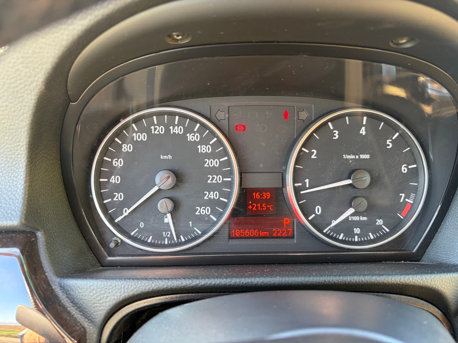 BMW 330xi-image-5