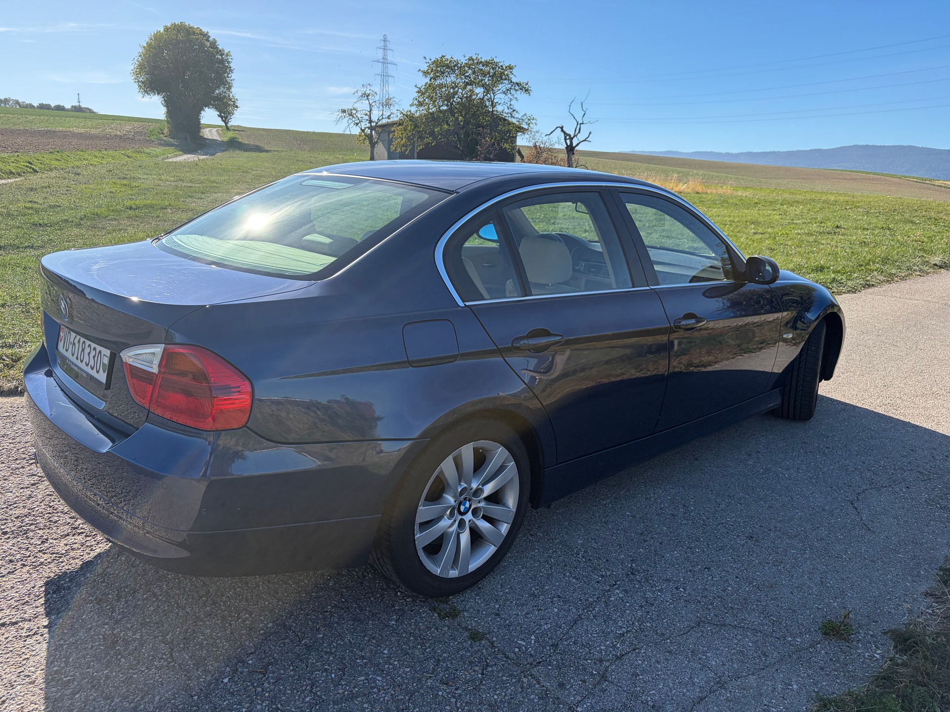 BMW 330xi-image-1