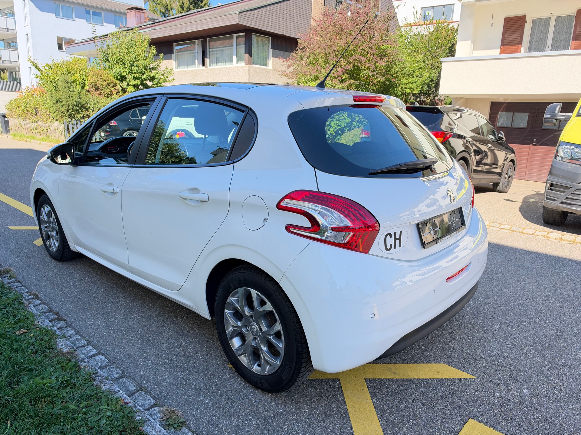 PEUGEOT 208 1.2 VTI Roland Garros/ FRISCH AB MFK & SERVICE-image-2