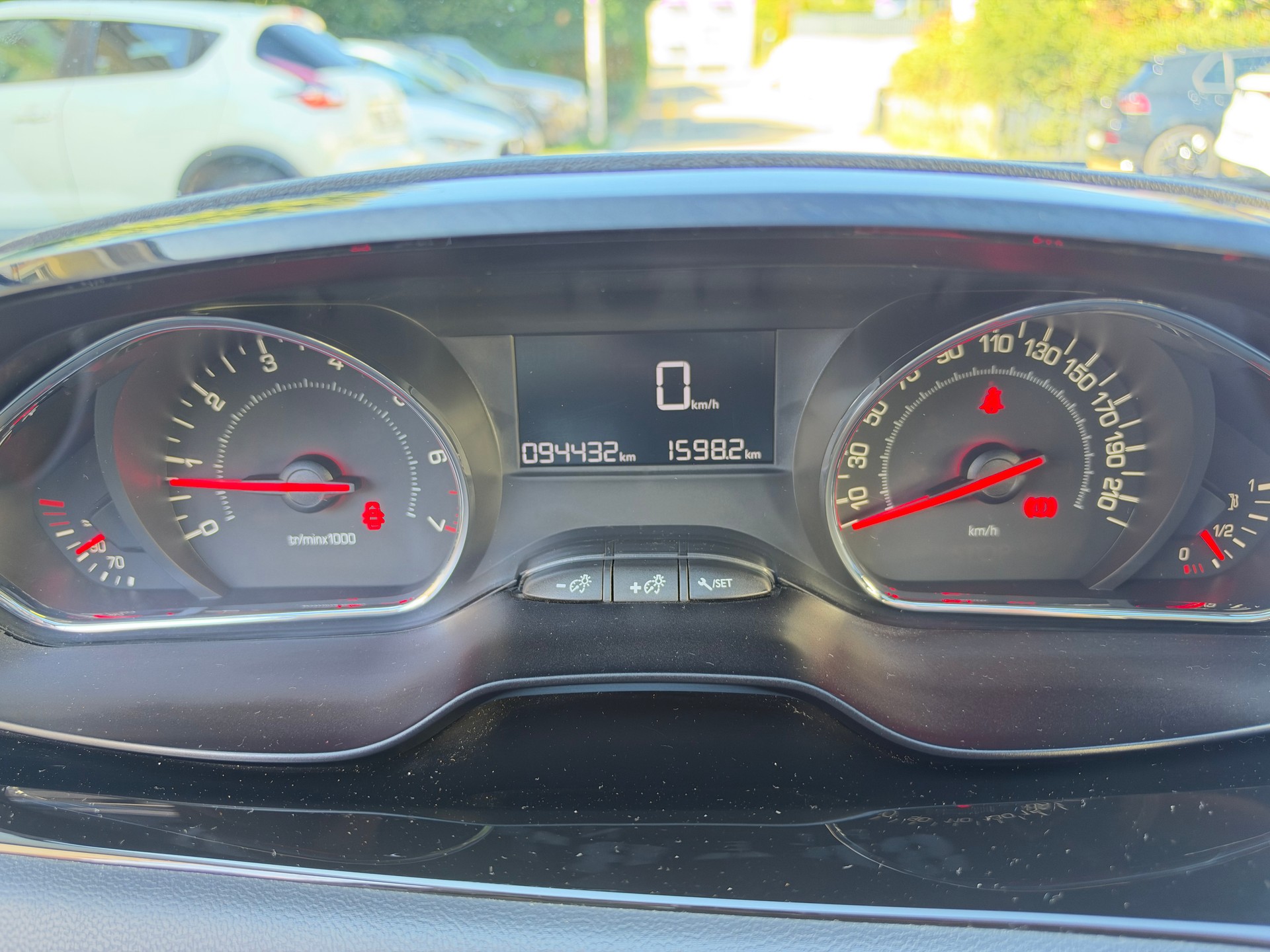 PEUGEOT 208 1.2 VTI Roland Garros/ FRISCH AB MFK & SERVICE-image-11