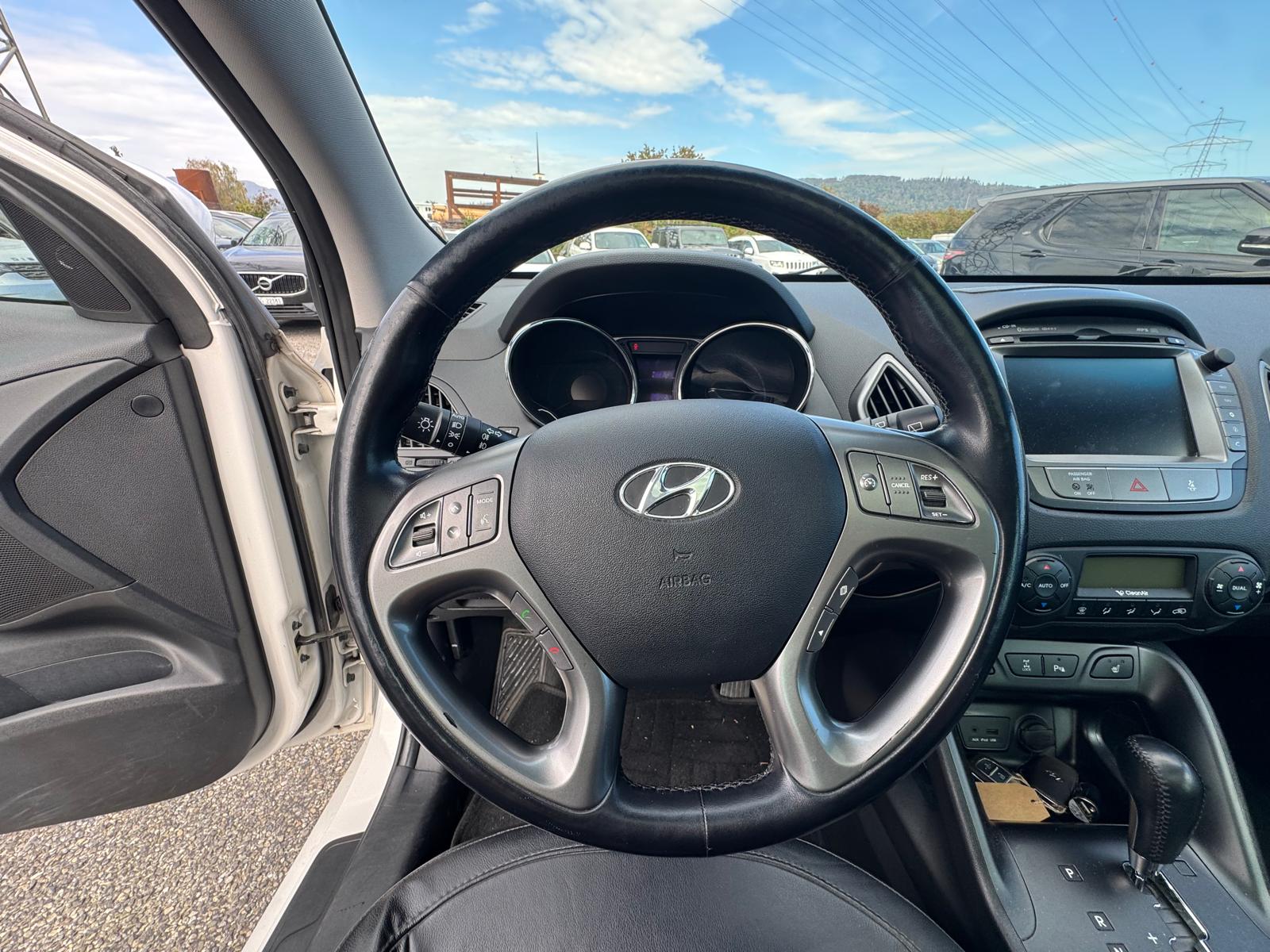 HYUNDAI iX 35 2.0 CRDi Premium 4WD Automatic-image-5