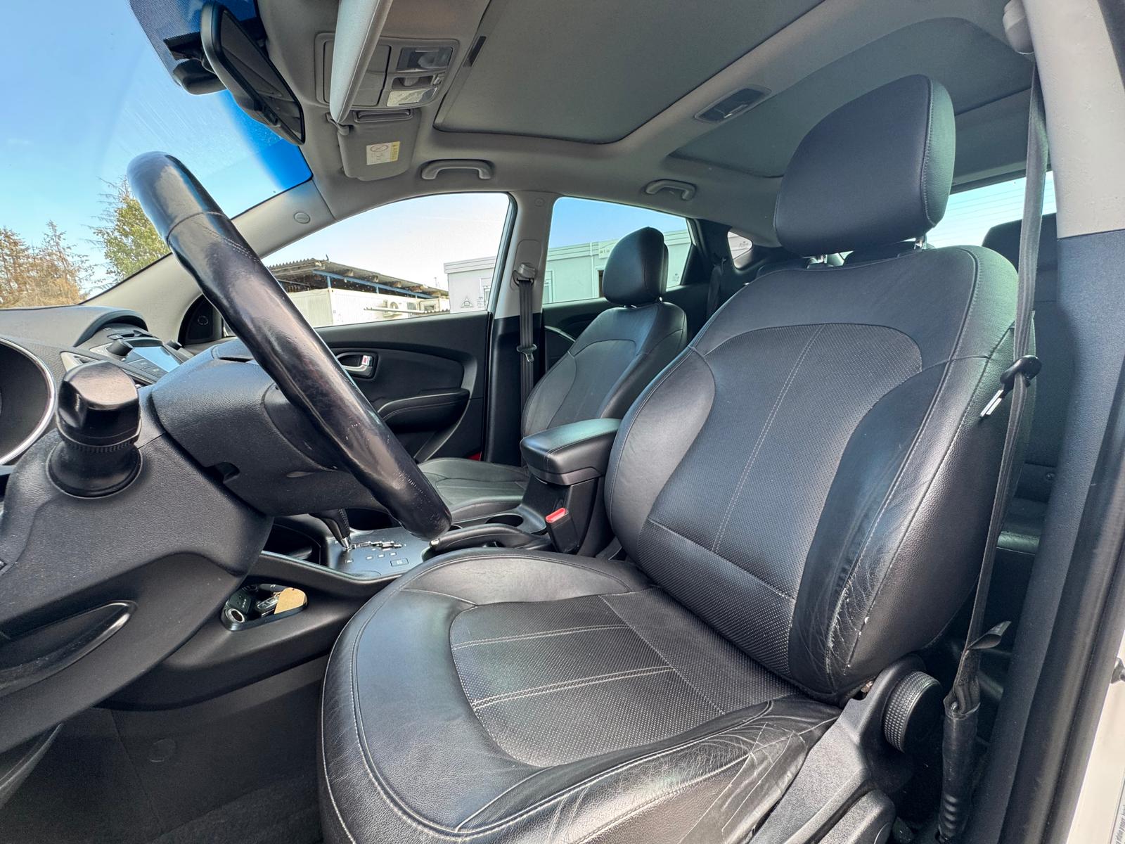 HYUNDAI iX 35 2.0 CRDi Premium 4WD Automatic-image-6