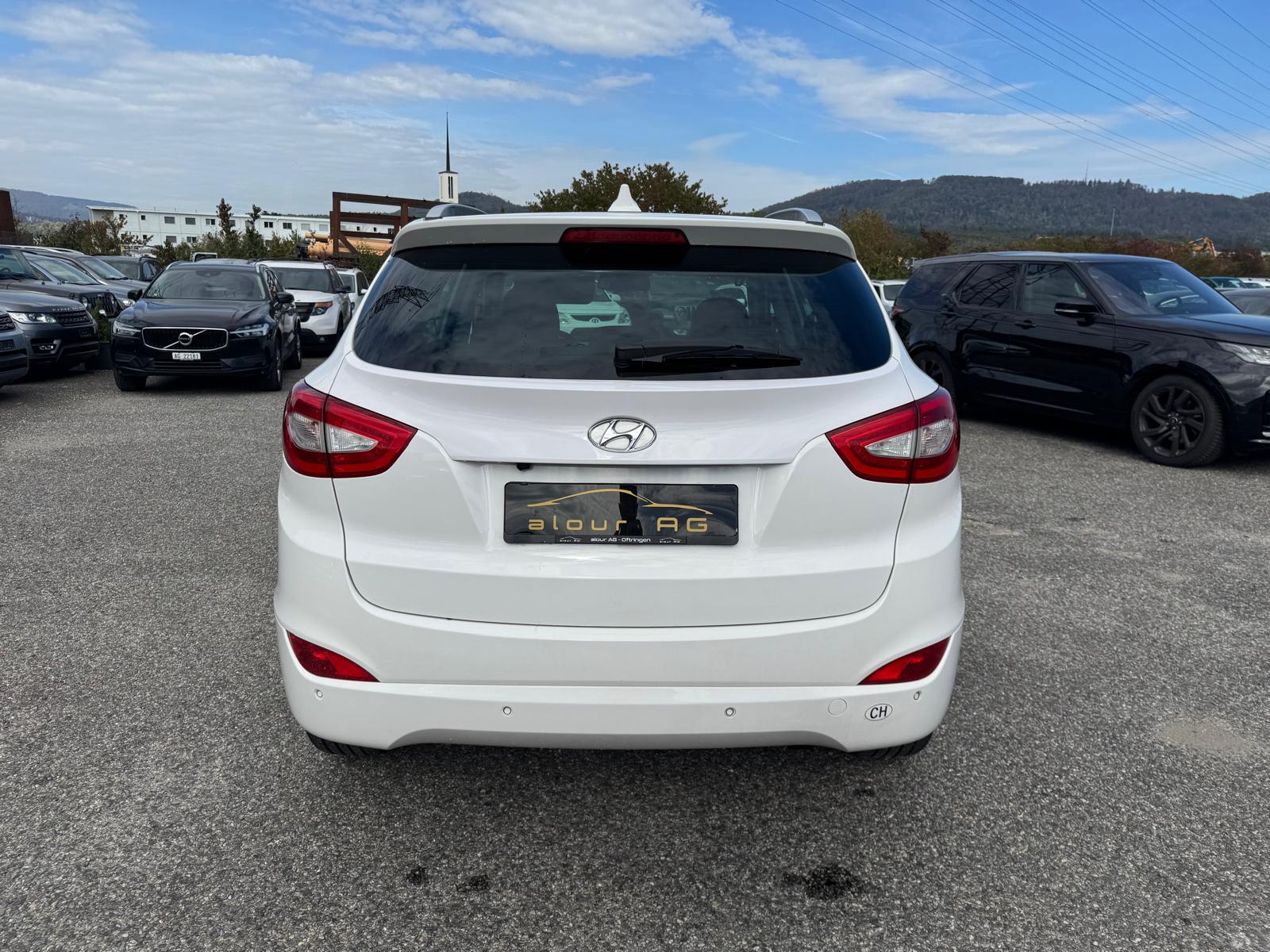 HYUNDAI iX 35 2.0 CRDi Premium 4WD Automatic-image-3
