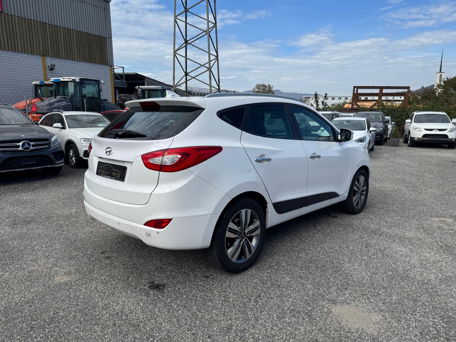 HYUNDAI iX 35 2.0 CRDi Premium 4WD Automatic-image-4