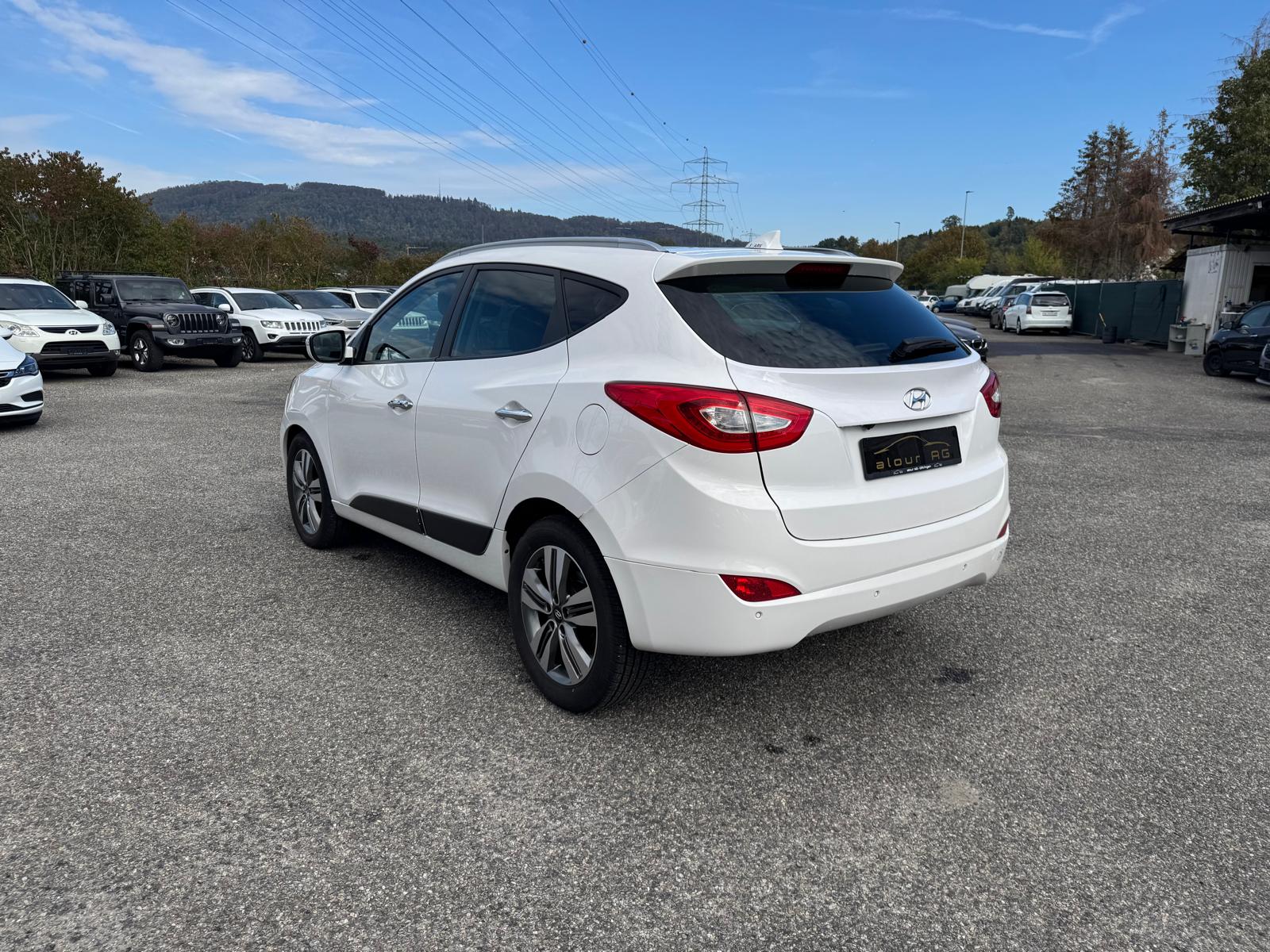 HYUNDAI iX 35 2.0 CRDi Premium 4WD Automatic-image-2