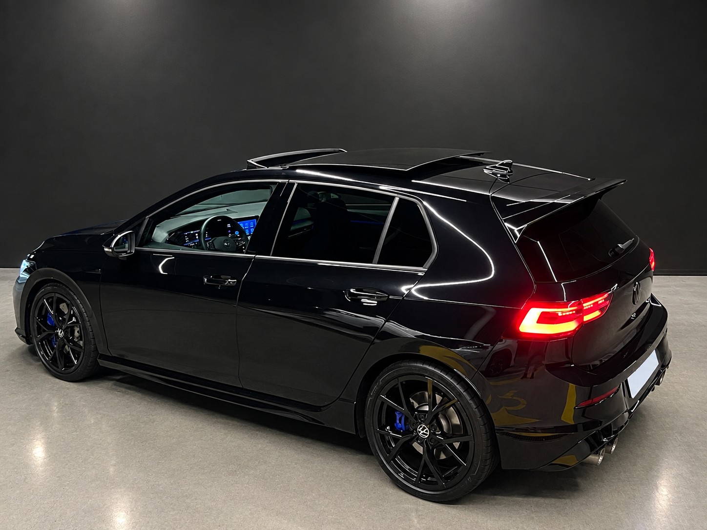 VW 2.0 TSI R DSG 4motion | VW Werksgarantie | Akrapovič |-image-0