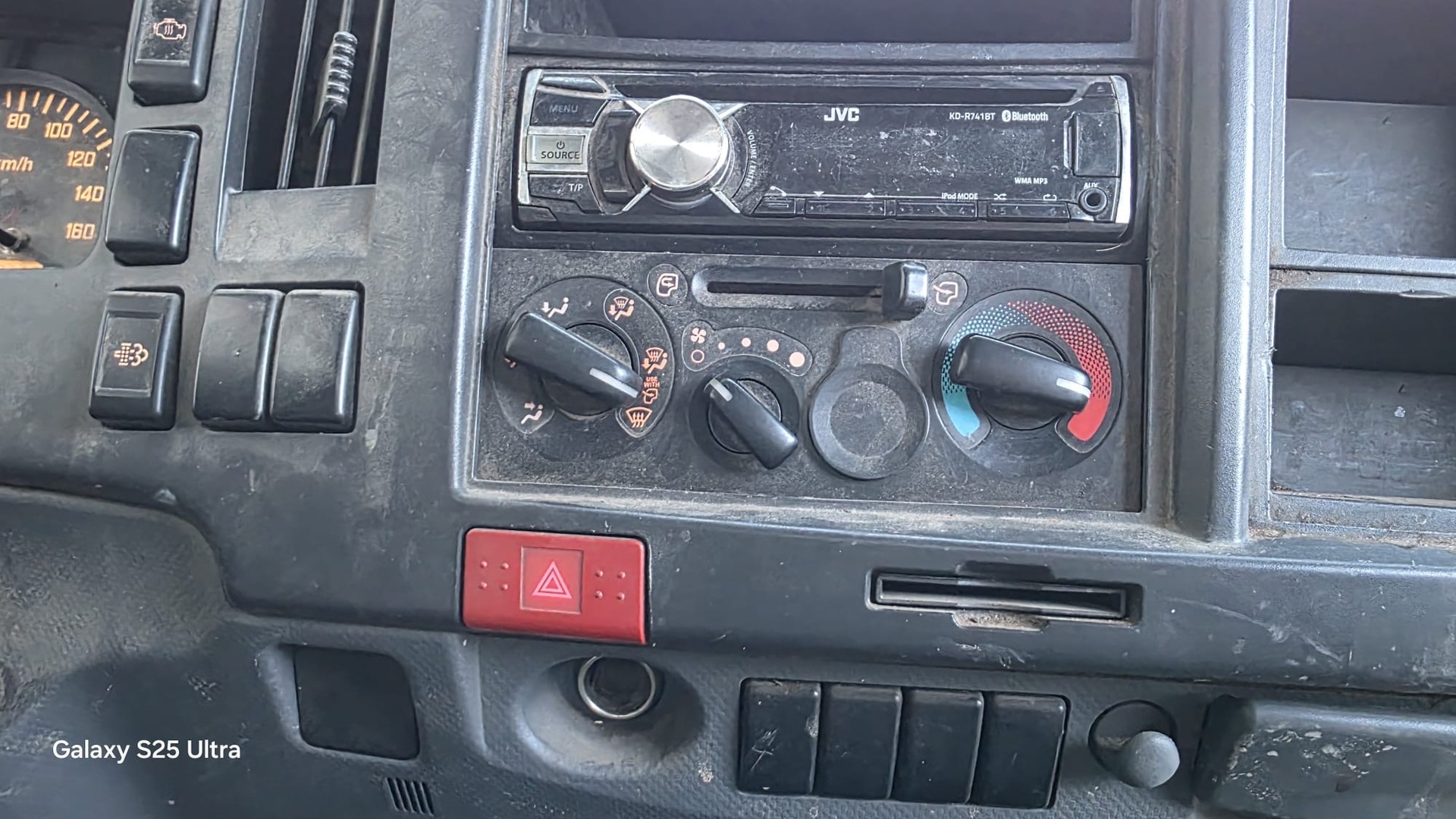 ISUZU NLR 85 - L 35 F Light-image-10