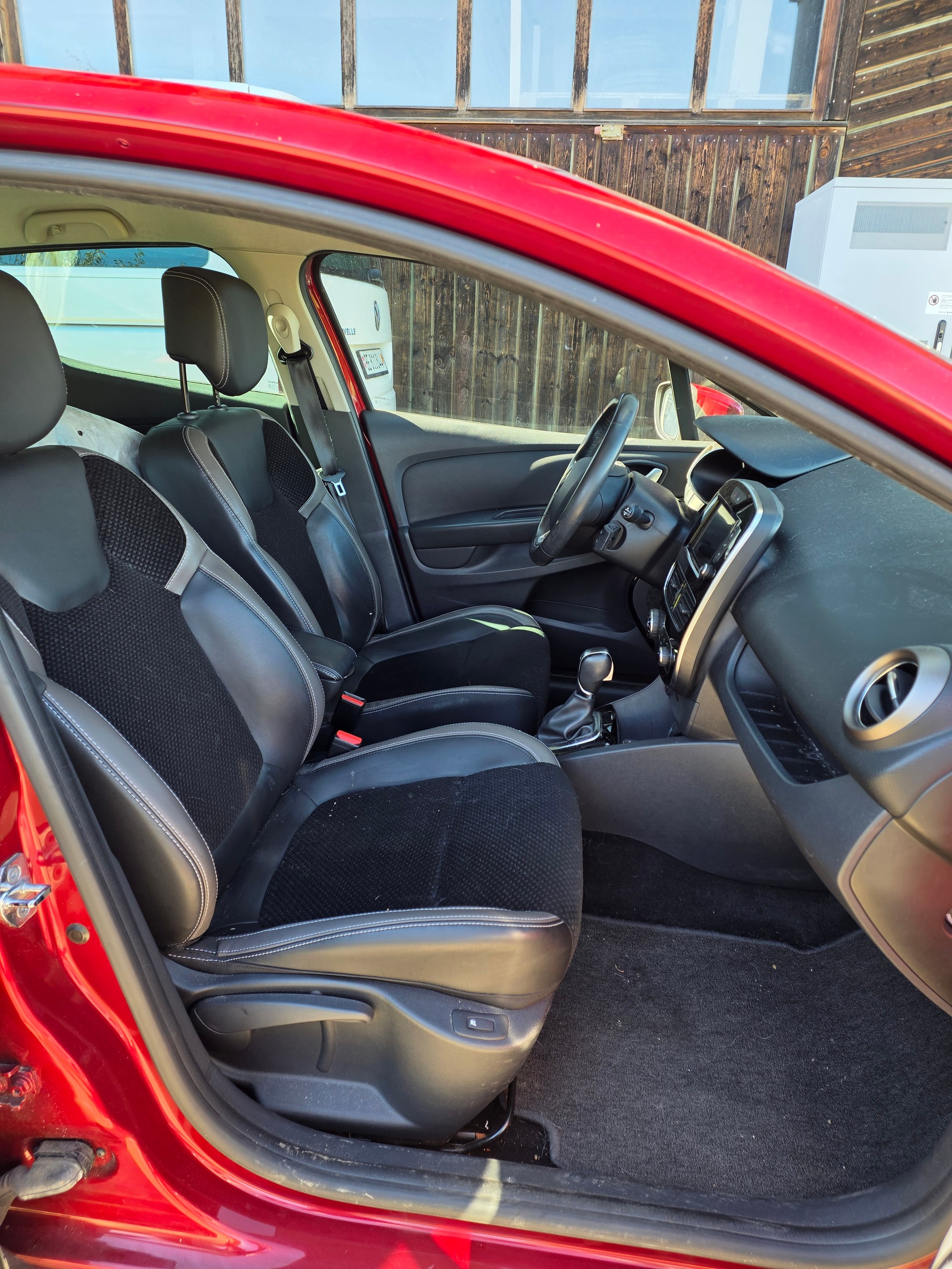 RENAULT Clio 1.2 16V T Swiss Edition EDC-image-8