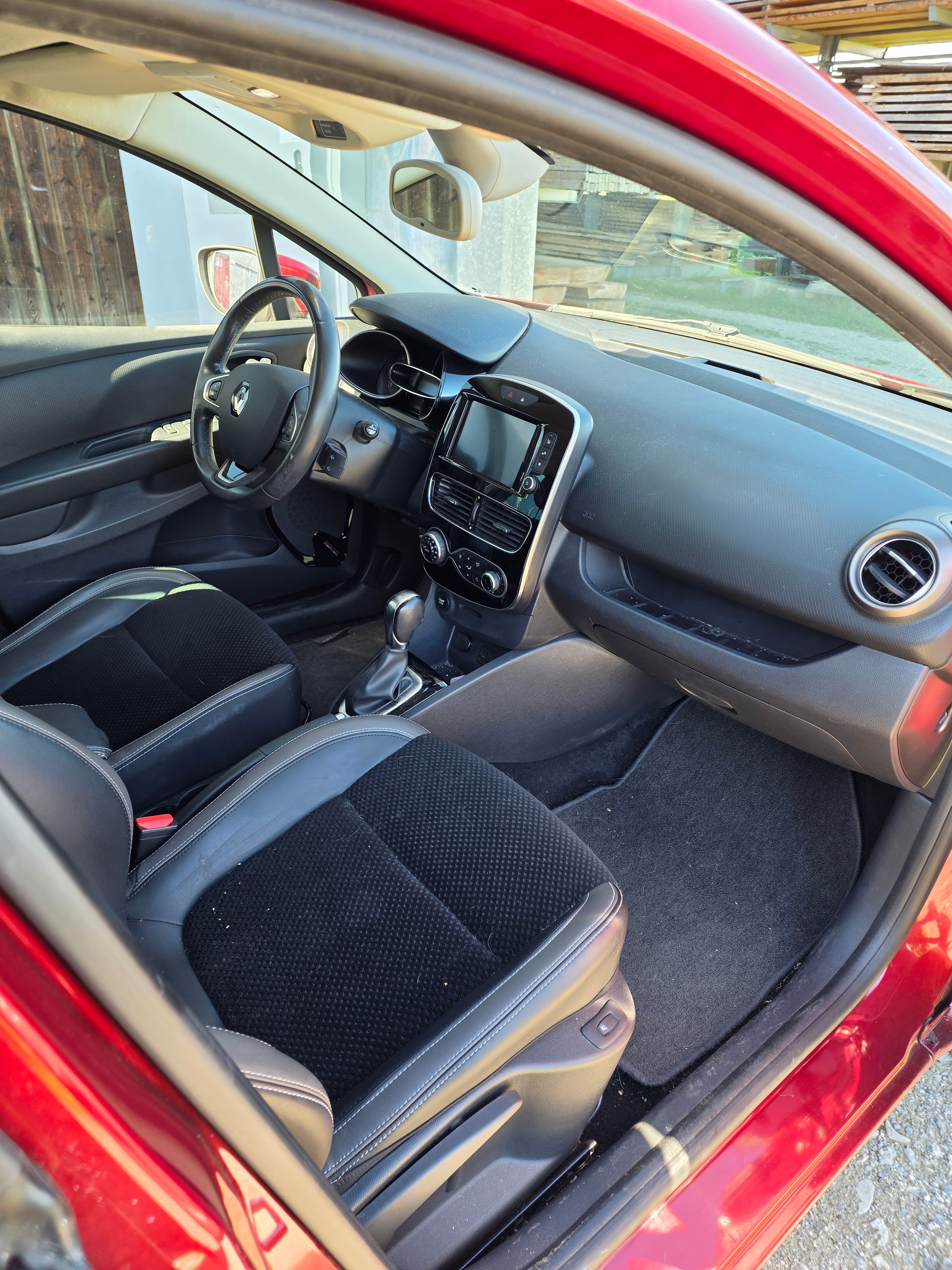 RENAULT Clio 1.2 16V T Swiss Edition EDC-image-9