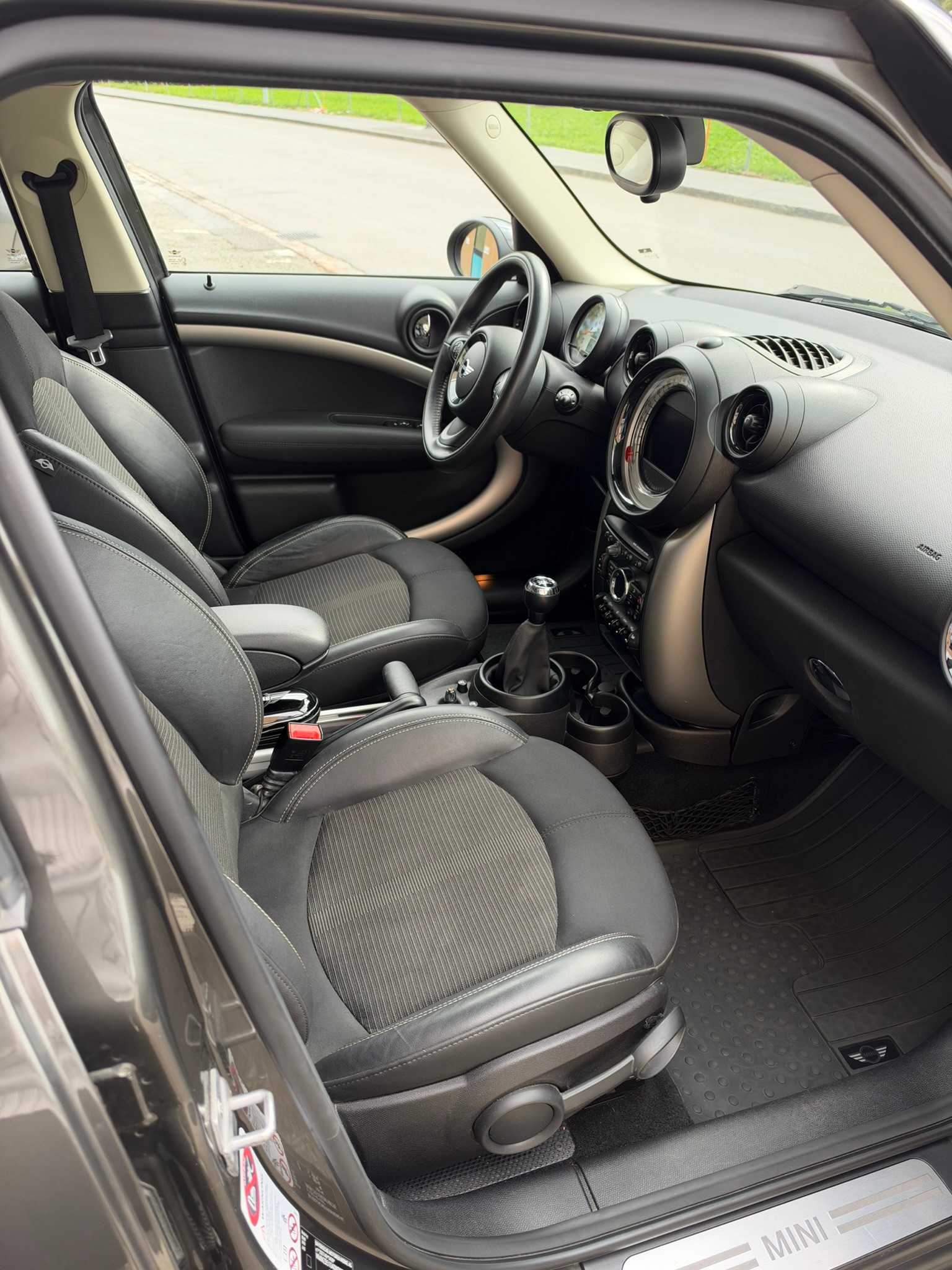 MINI 1.6i Cooper ALL4-image-3