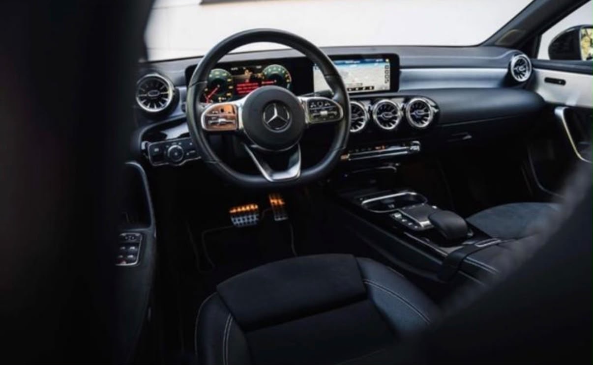 MERCEDES-BENZ A 250 e AMG Line-image-4