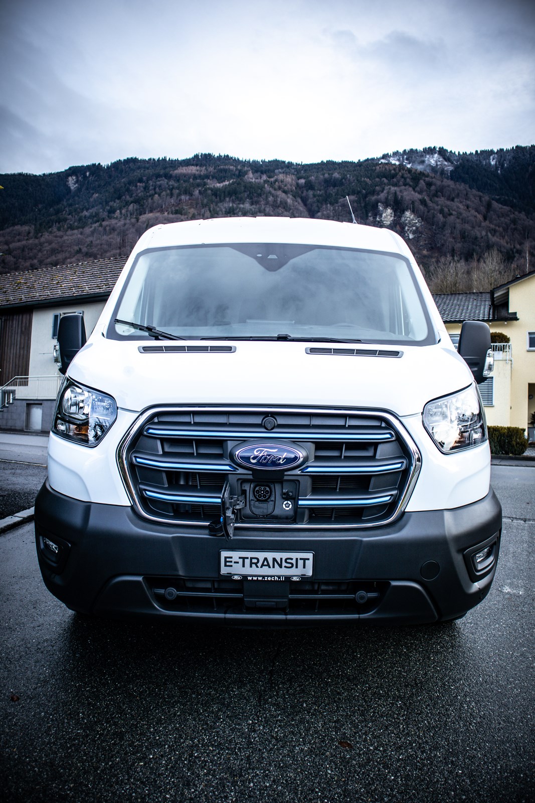 FORD E-Transit Van 350 L3H2 67kWh Trend-image-1