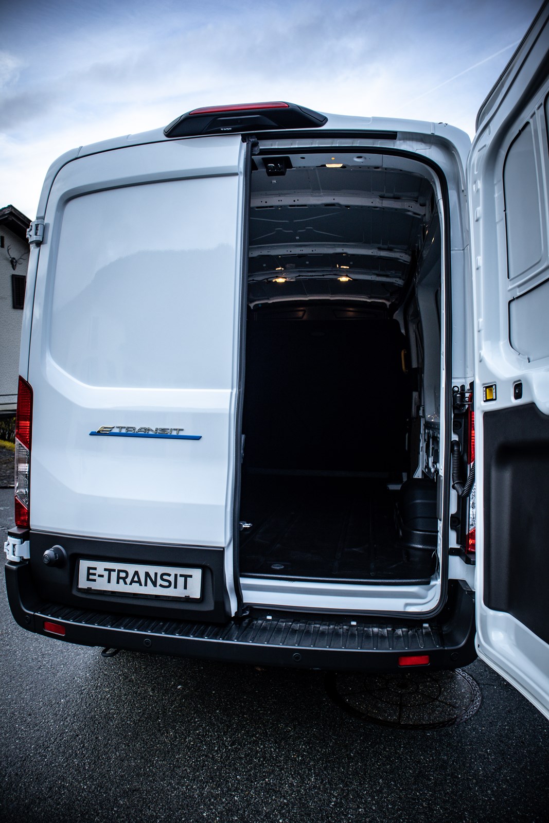 FORD E-Transit Van 350 L3H2 67kWh Trend-image-3