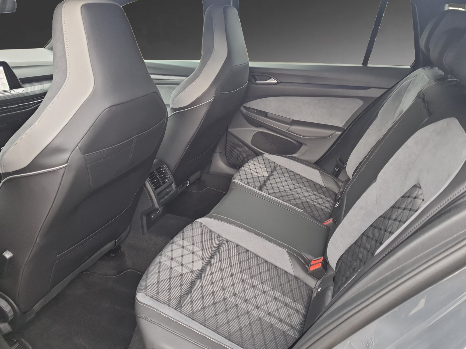 VW Golf Variant 1.5 eTSI mHEV R-Line-image-6