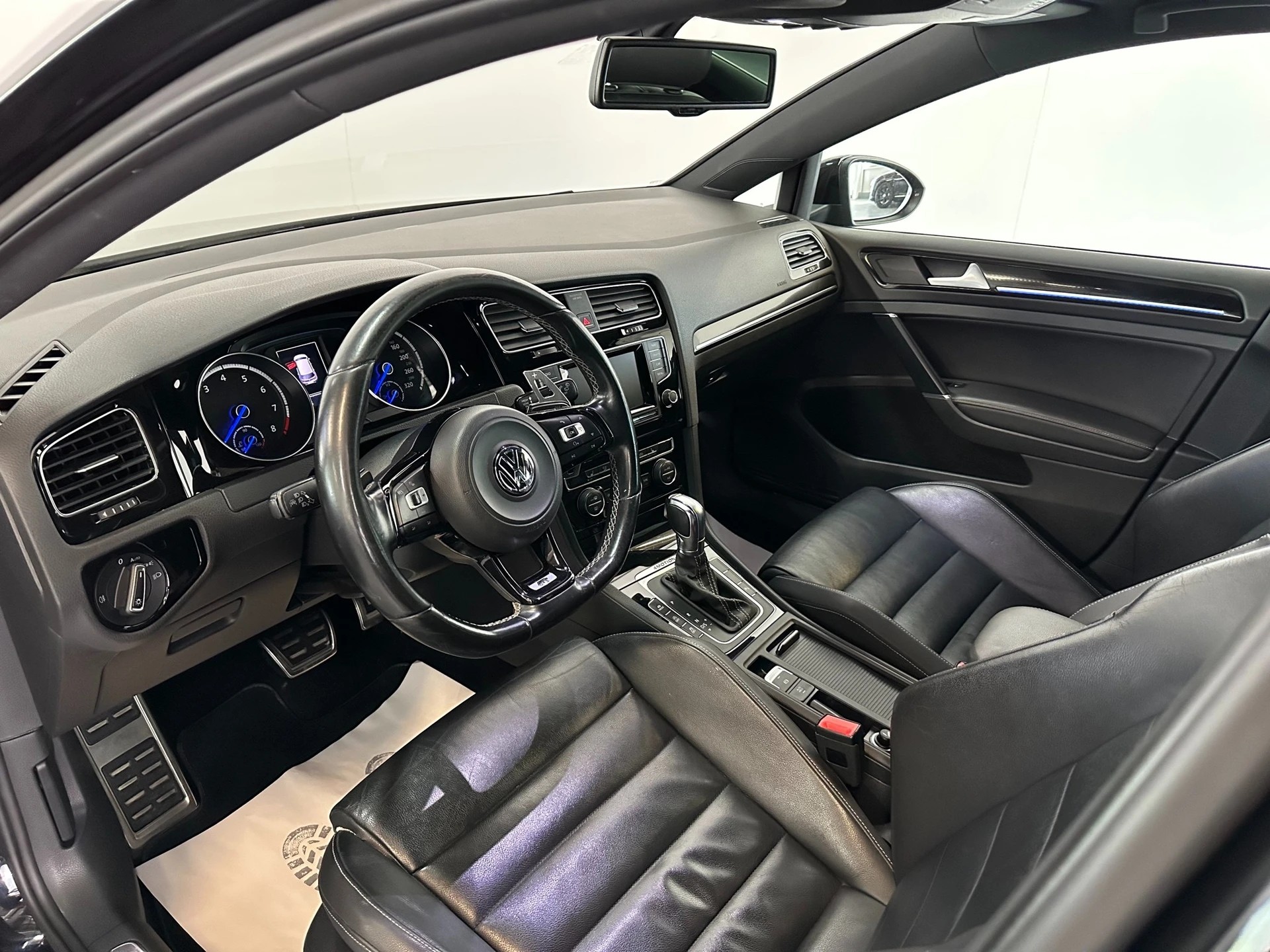 VW Golf 2.0 TSI R 4Motion DSG-image-14