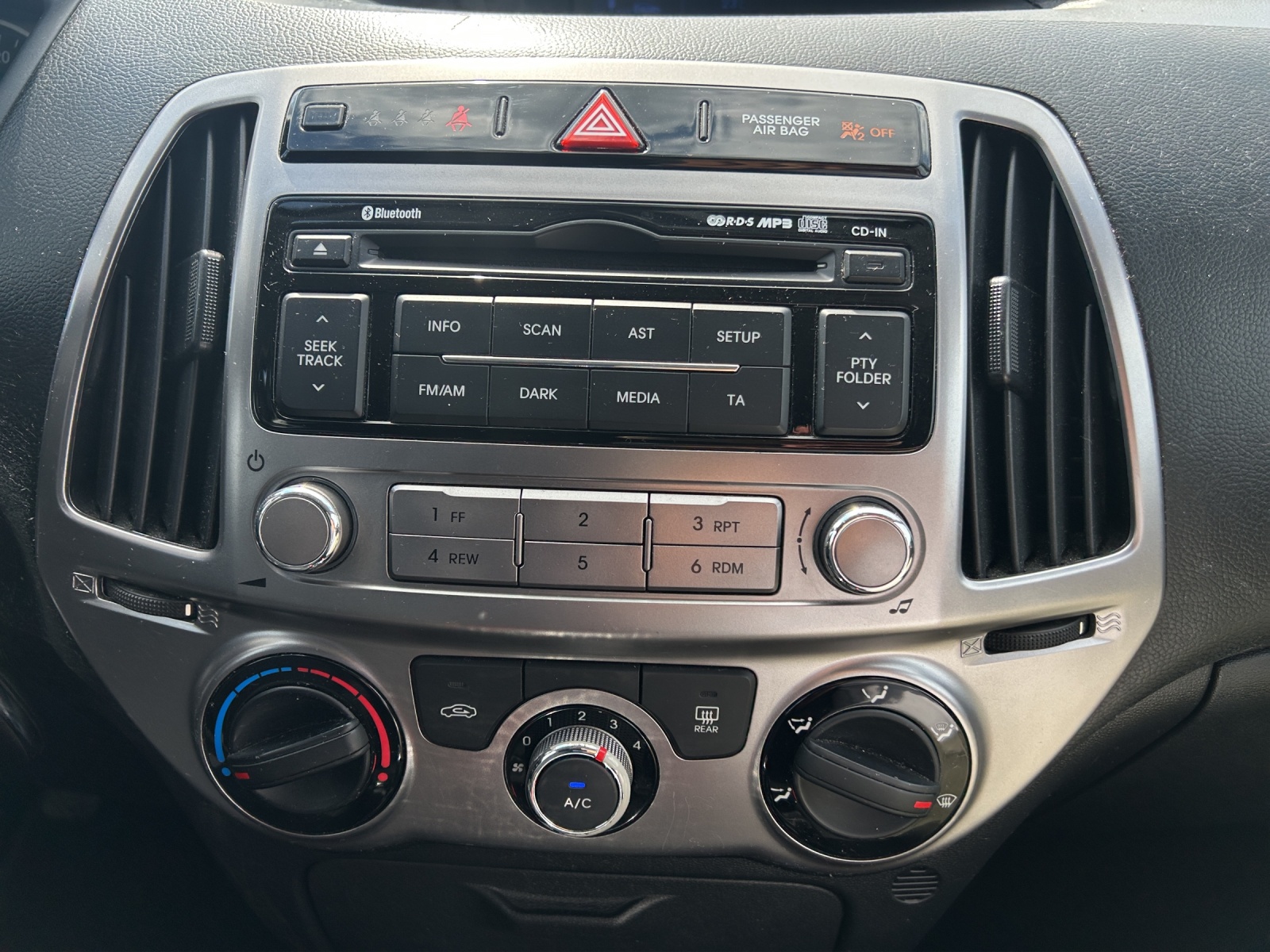 HYUNDAI i20 1.2 Comfort-image-11