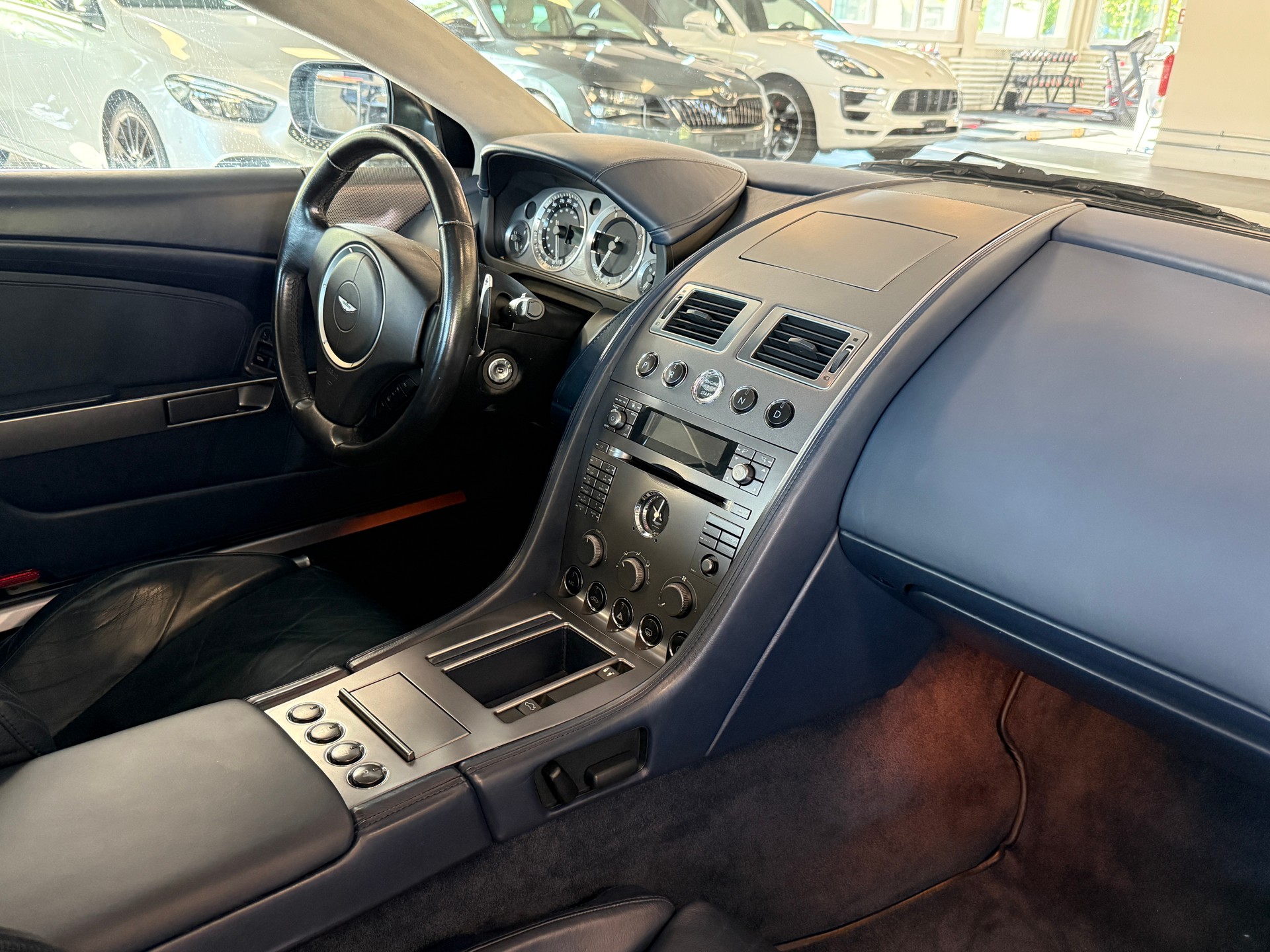 ASTON MARTIN DB9 Touchtronic 2-showroom-element-3