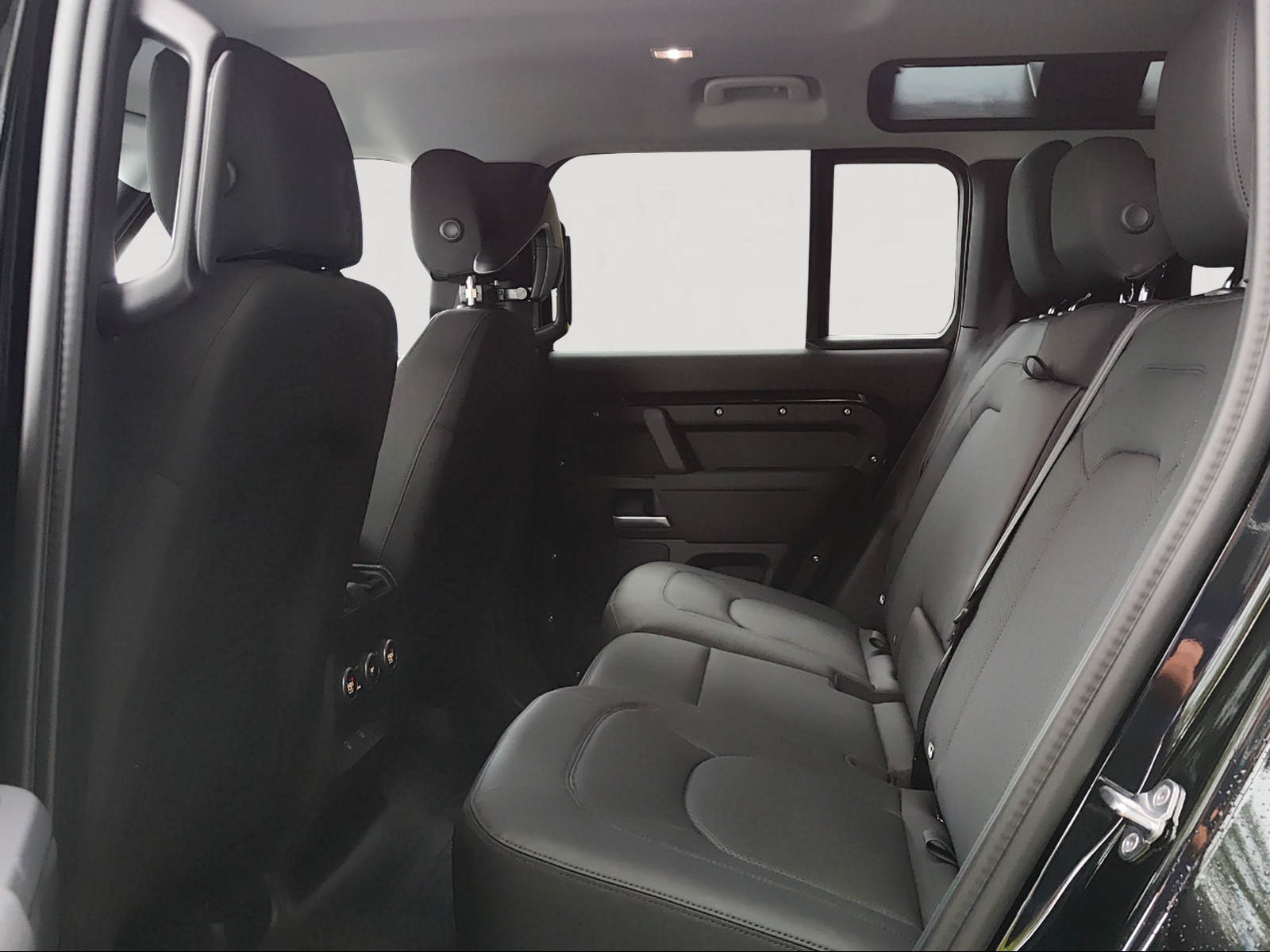 LAND ROVER Defender 110 3.0 D I6 250 S AWD AT8-image-11