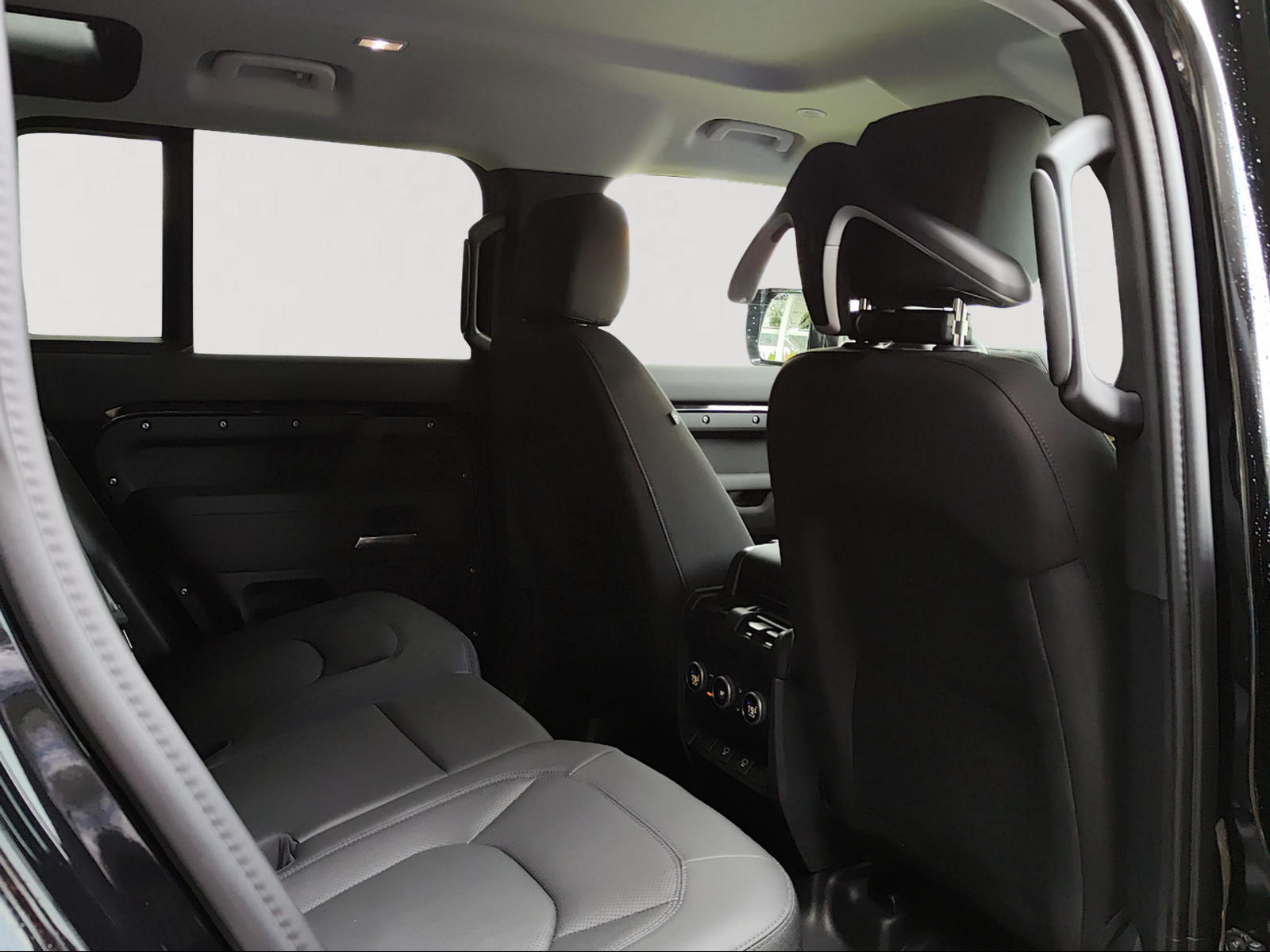LAND ROVER Defender 110 3.0 D I6 250 S AWD AT8-image-13