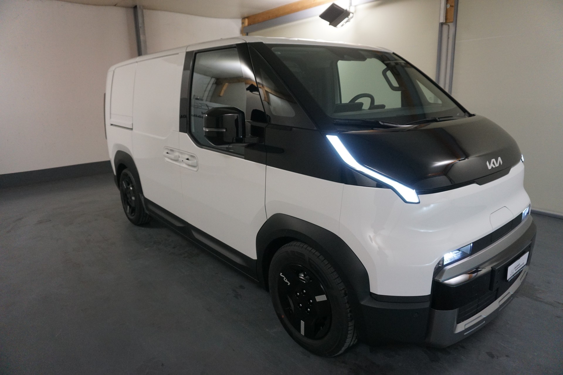 KIA PV5 Cargo Essential-showroom-element-2