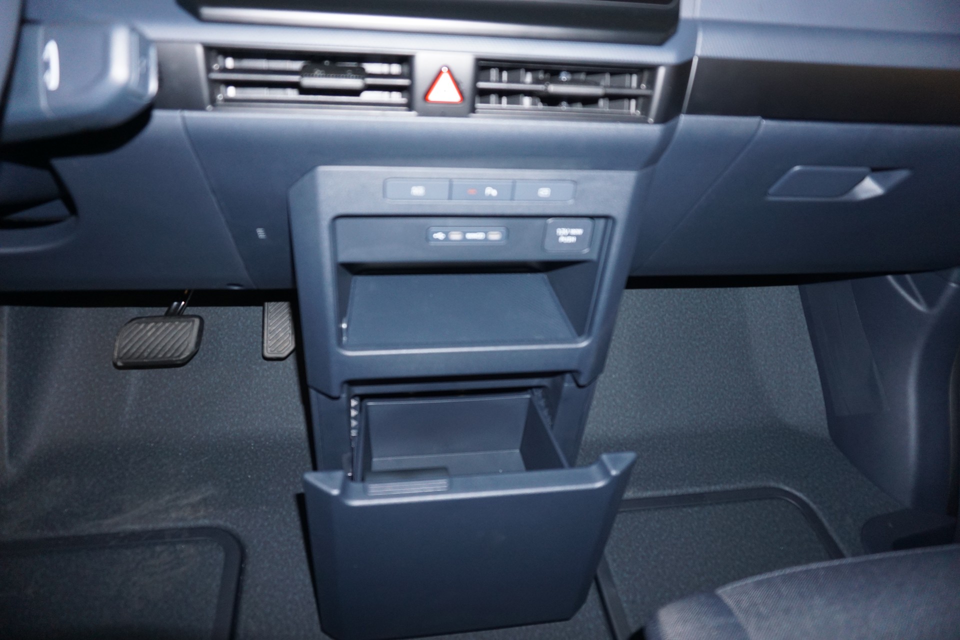 KIA PV5 Cargo Essential-image-15