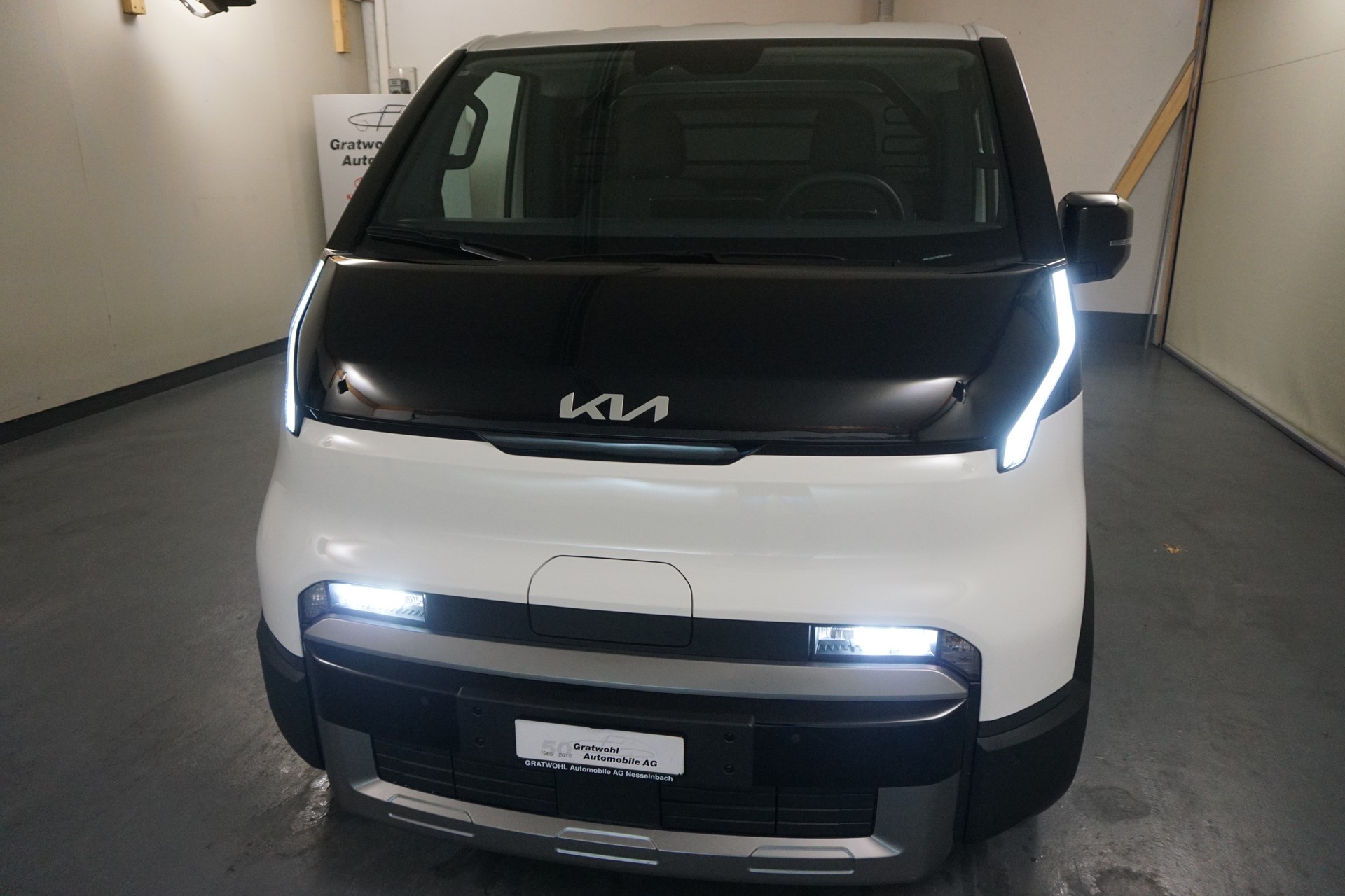KIA PV5 Cargo Essential-showroom-element-1