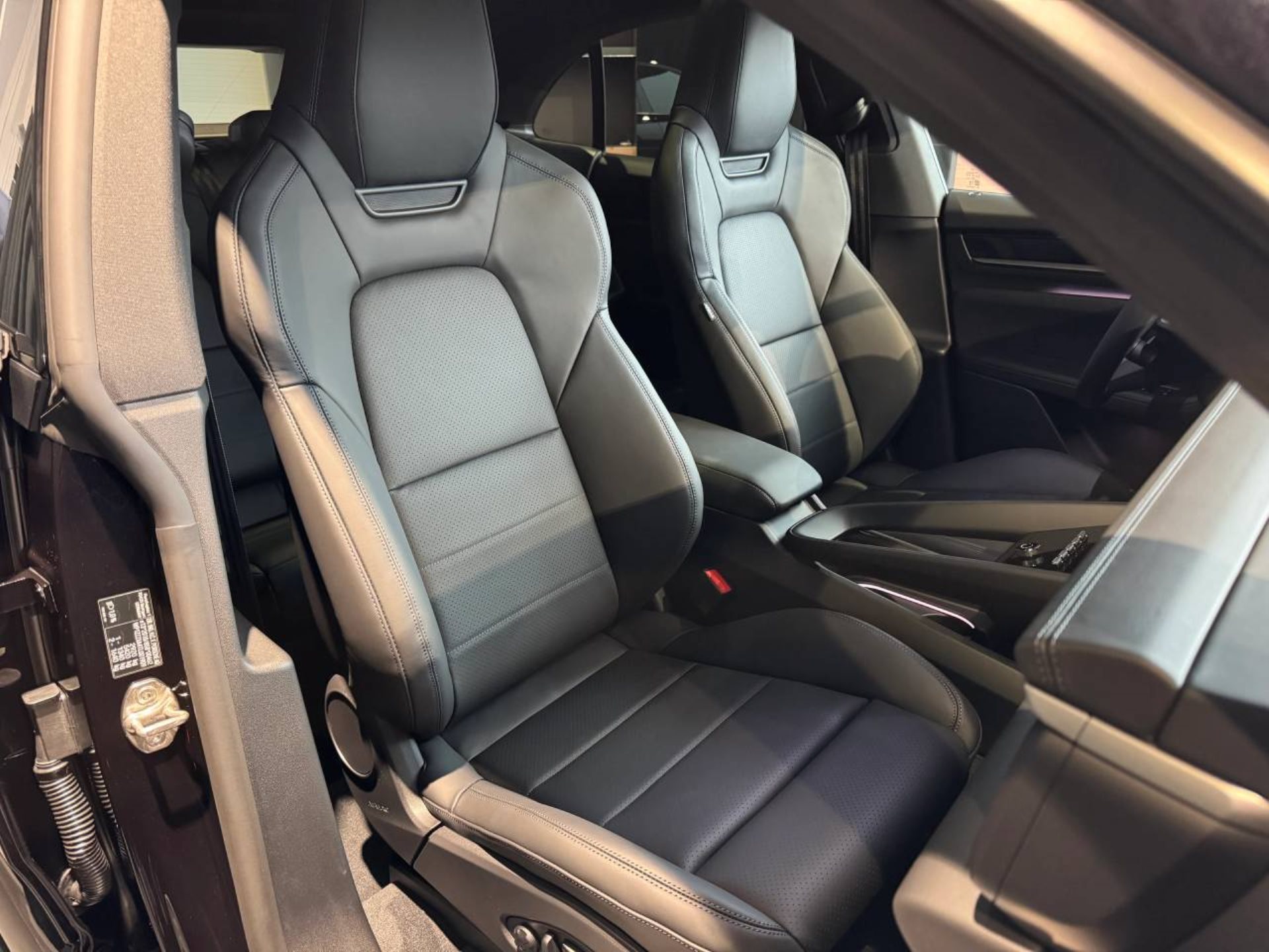 PORSCHE Macan 4-image-26