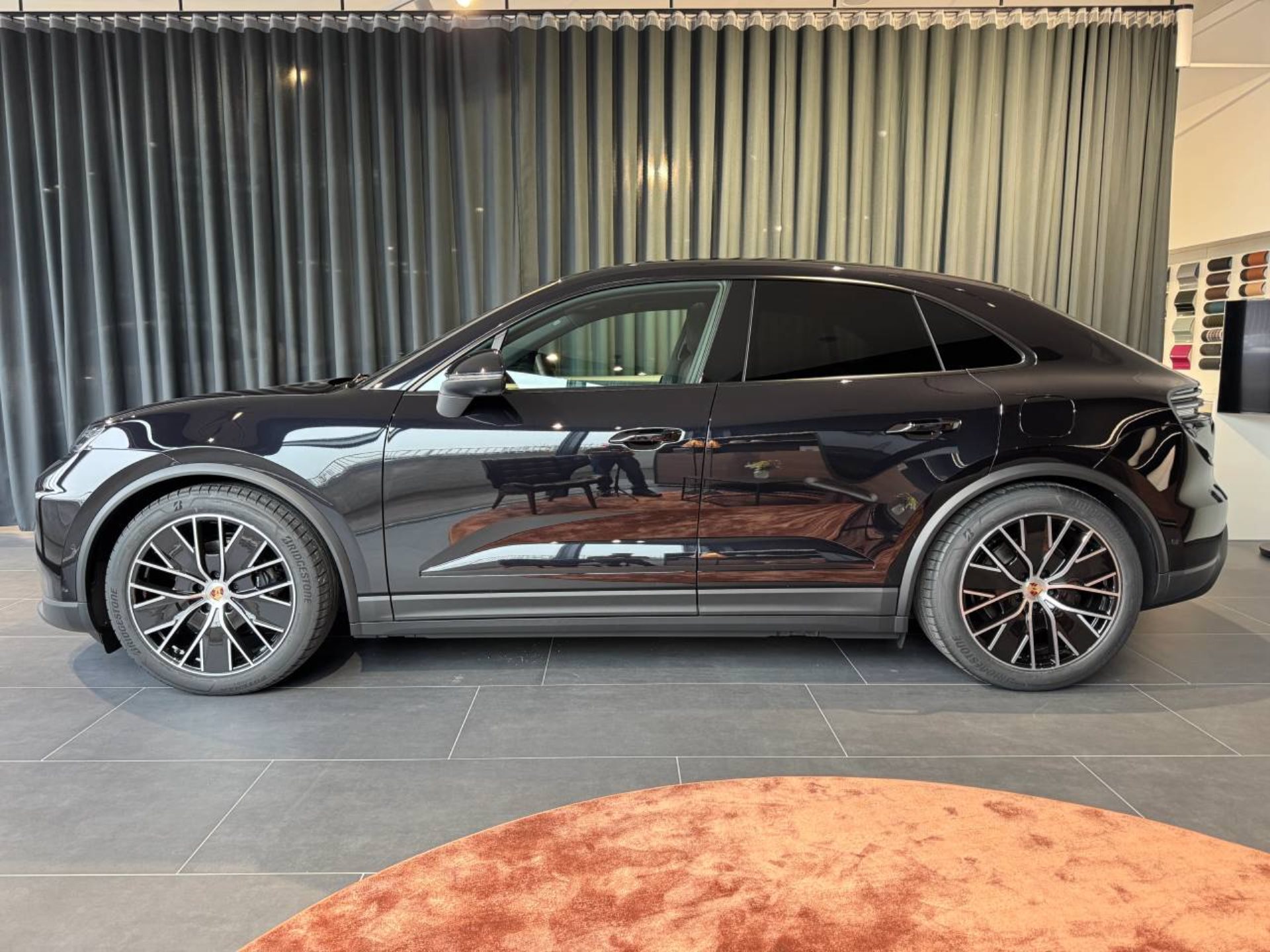 PORSCHE Macan 4-image-1