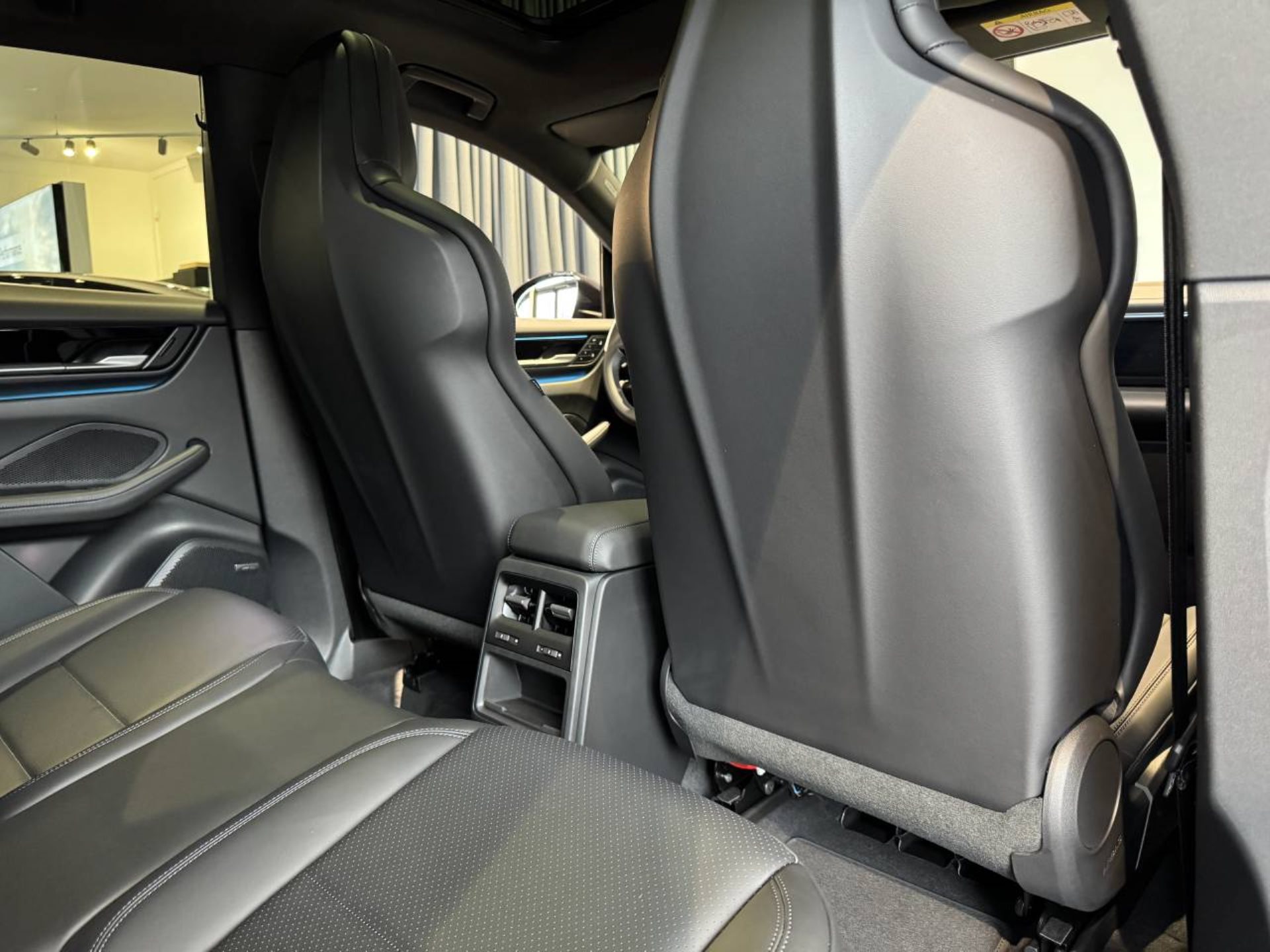 PORSCHE Macan 4-image-33