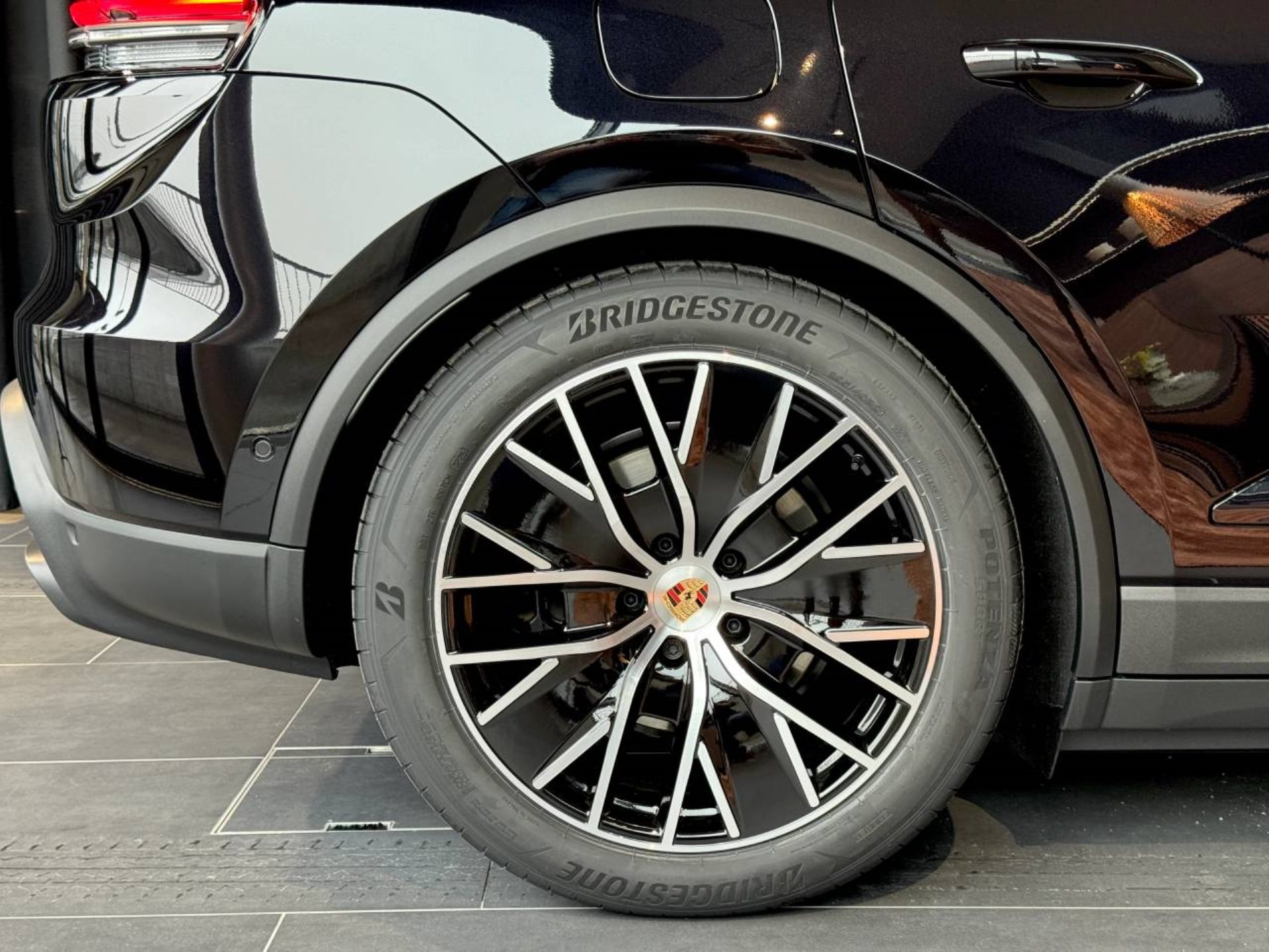 PORSCHE Macan 4-image-12