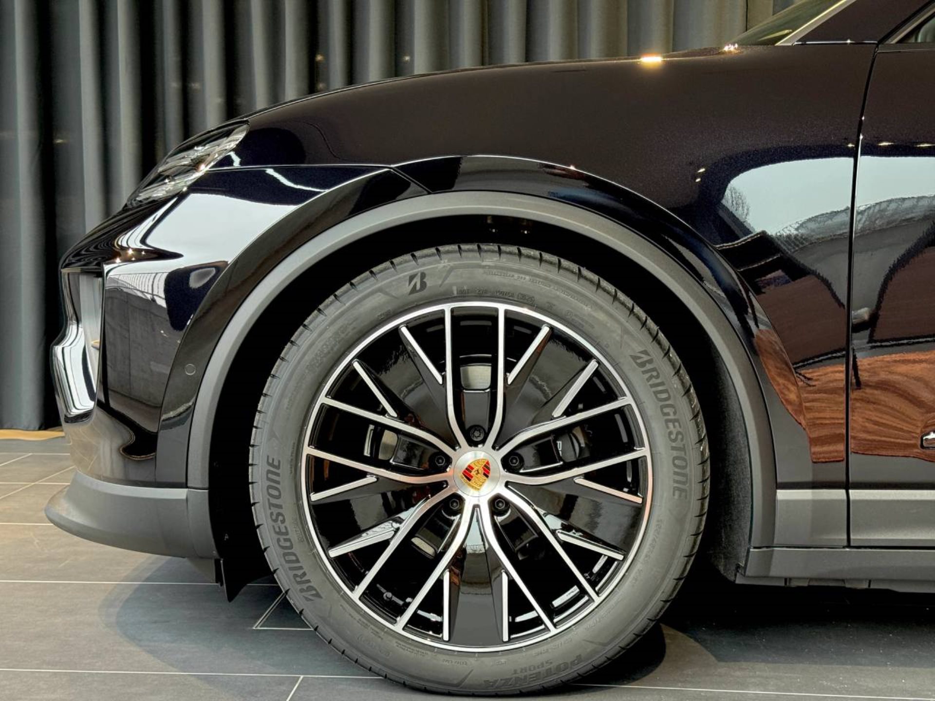 PORSCHE Macan 4-image-10