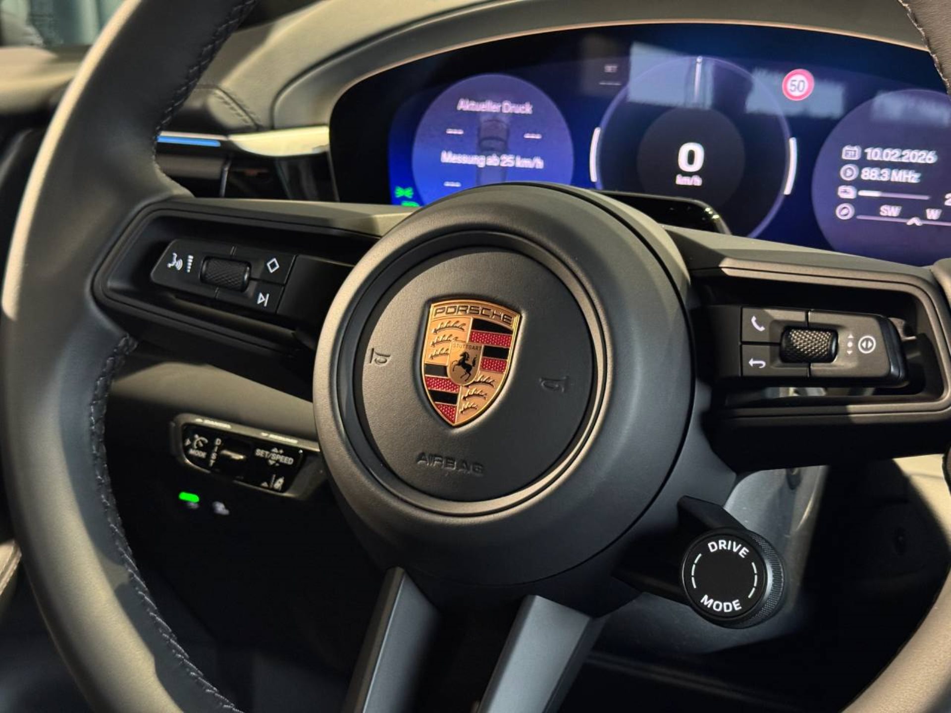 PORSCHE Macan 4-image-17