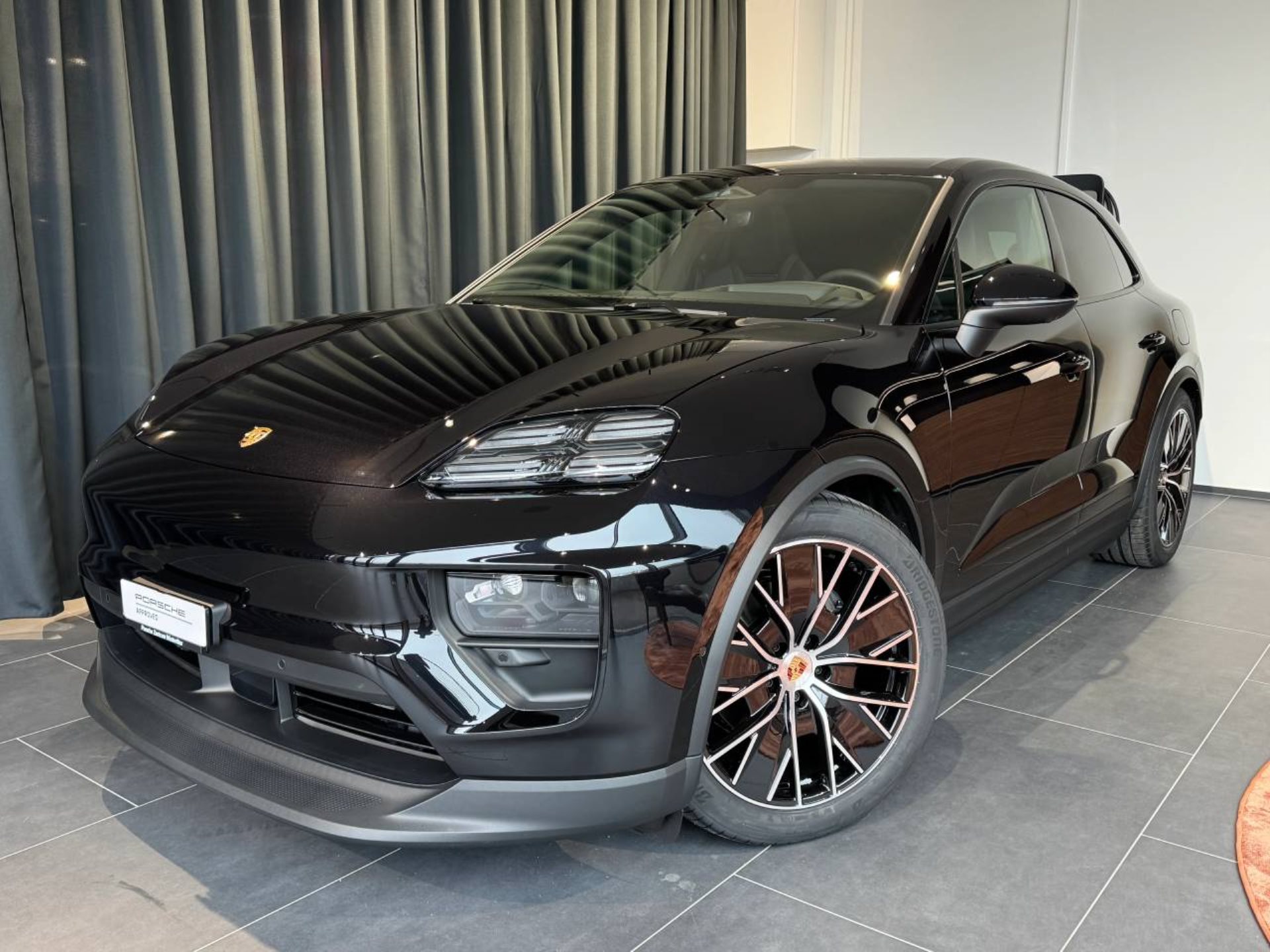 PORSCHE Macan 4-image-0