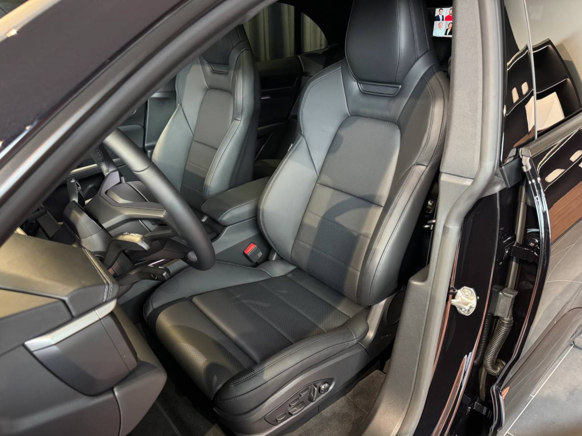 PORSCHE Macan 4-image-4