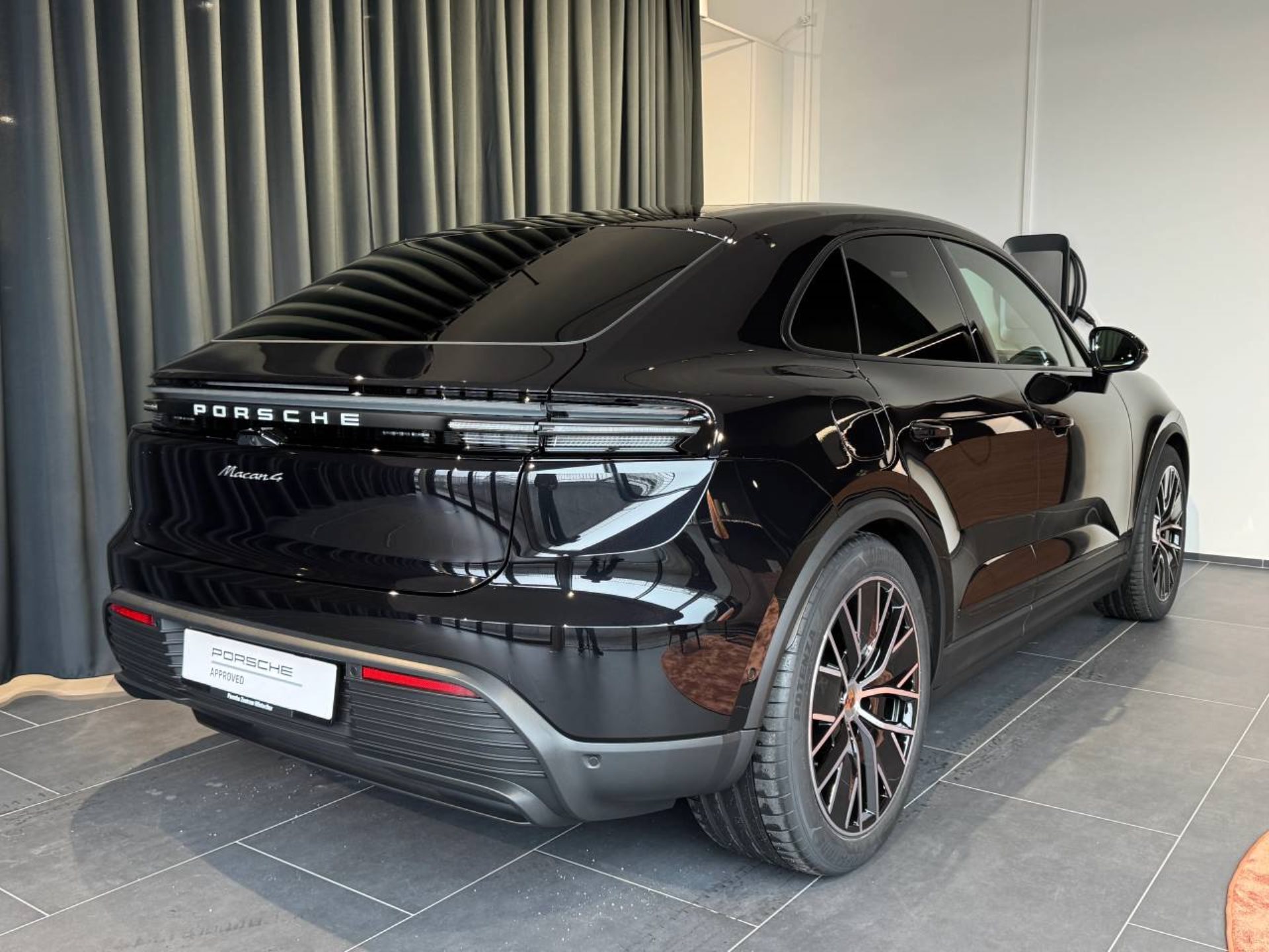 PORSCHE Macan 4-image-7