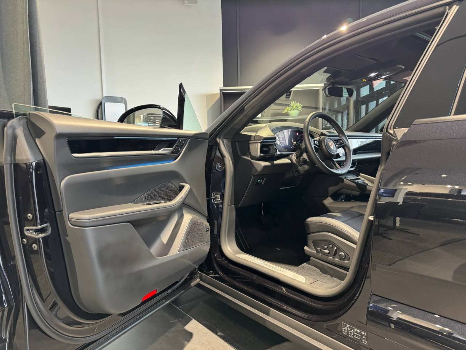 PORSCHE Macan 4-image-3