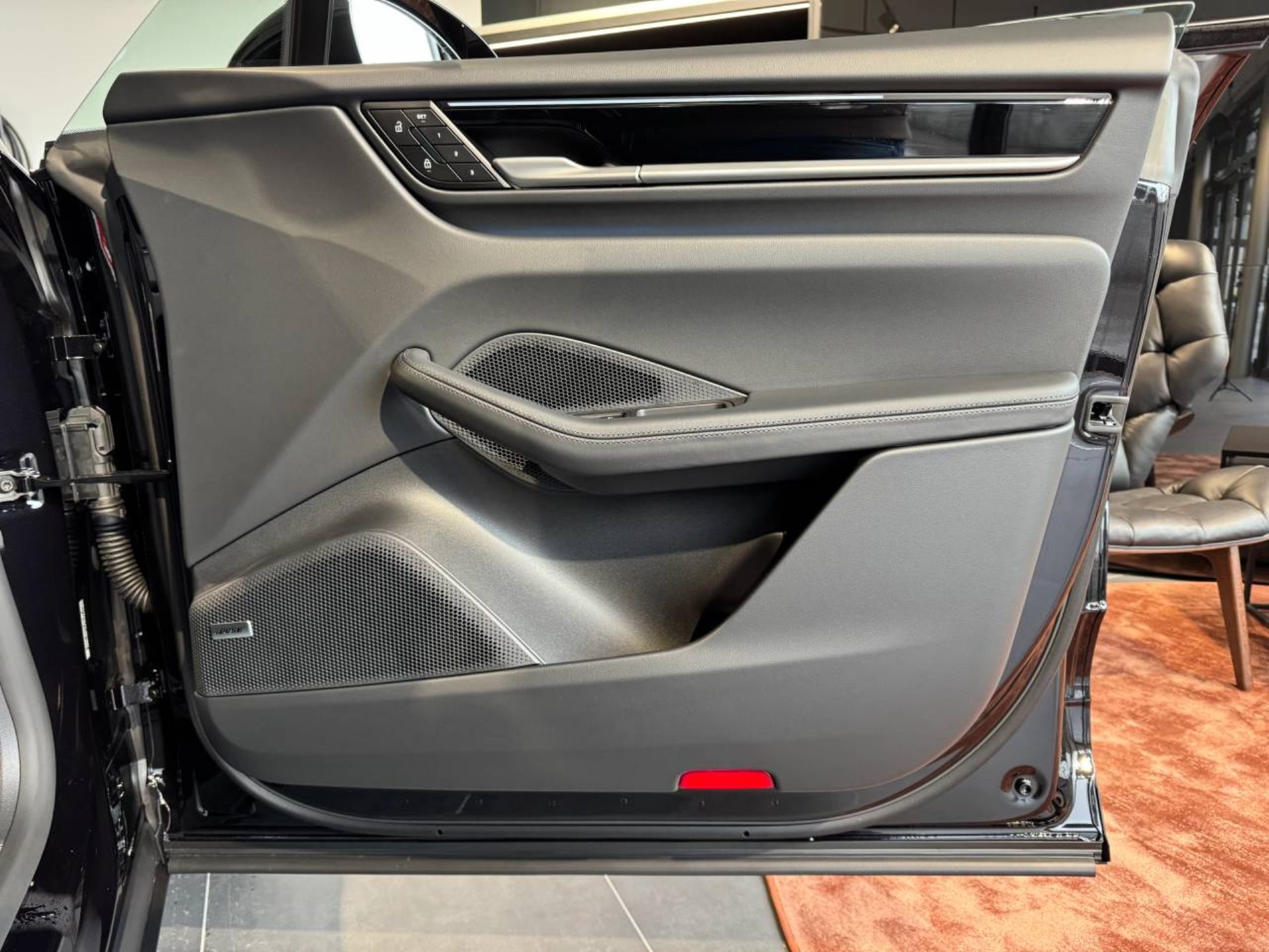 PORSCHE Macan 4-image-29