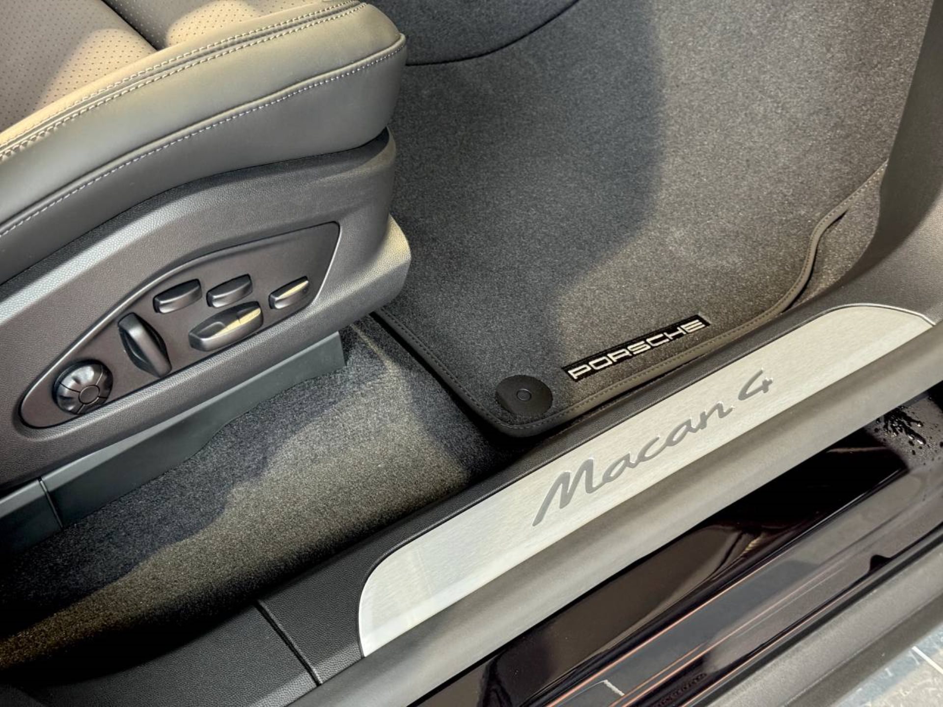 PORSCHE Macan 4-image-28