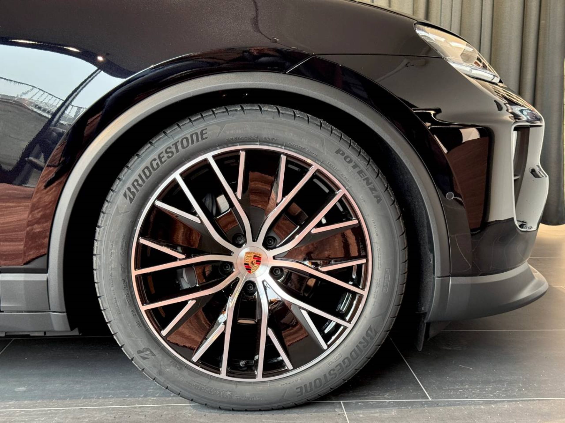 PORSCHE Macan 4-image-13